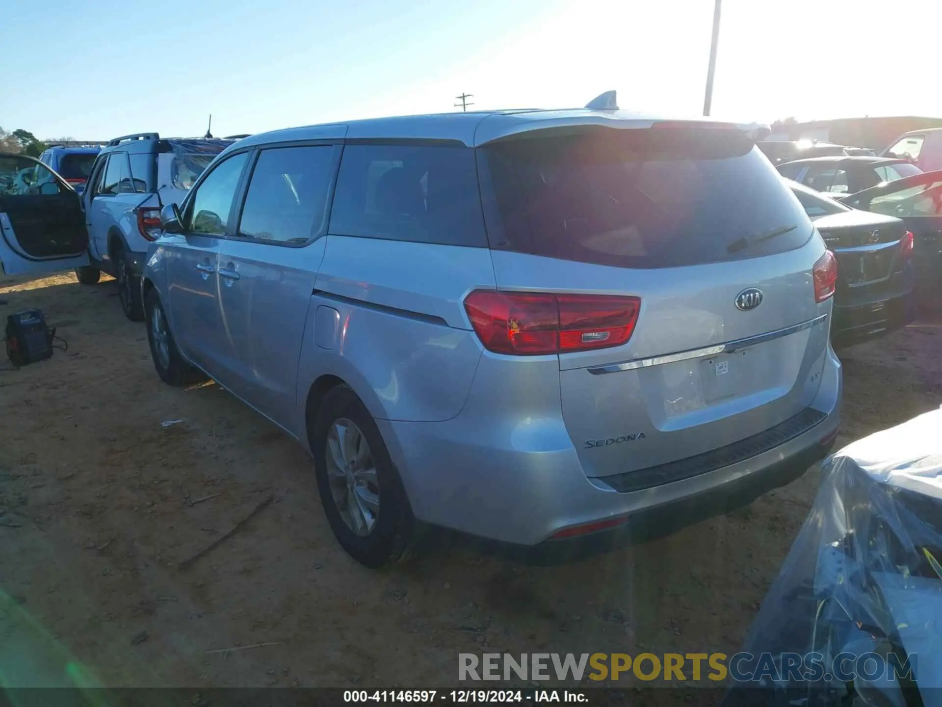 3 fotografías del automóvil dañado KNDMB5C19M6671635 KIA SEDONA 2021
