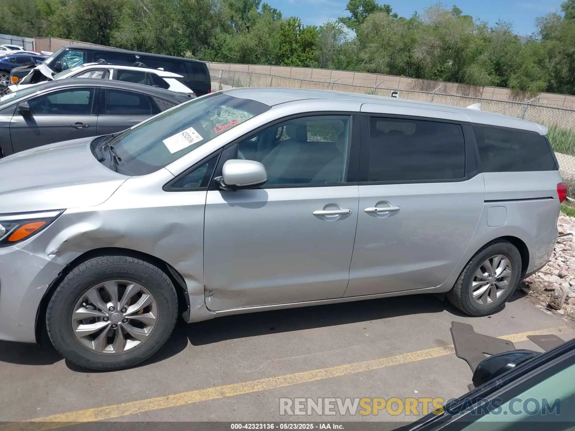 14 fotografías del automóvil dañado KNDMB5C19M6671666 KIA SEDONA 2021