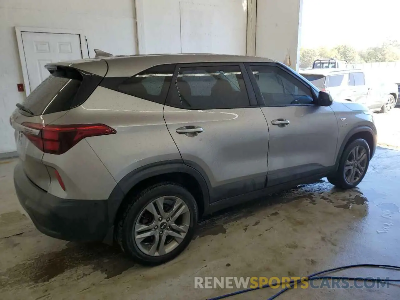 3 fotografías del automóvil dañado KNDEPCAA5M7131223 KIA SELTOS 2021
