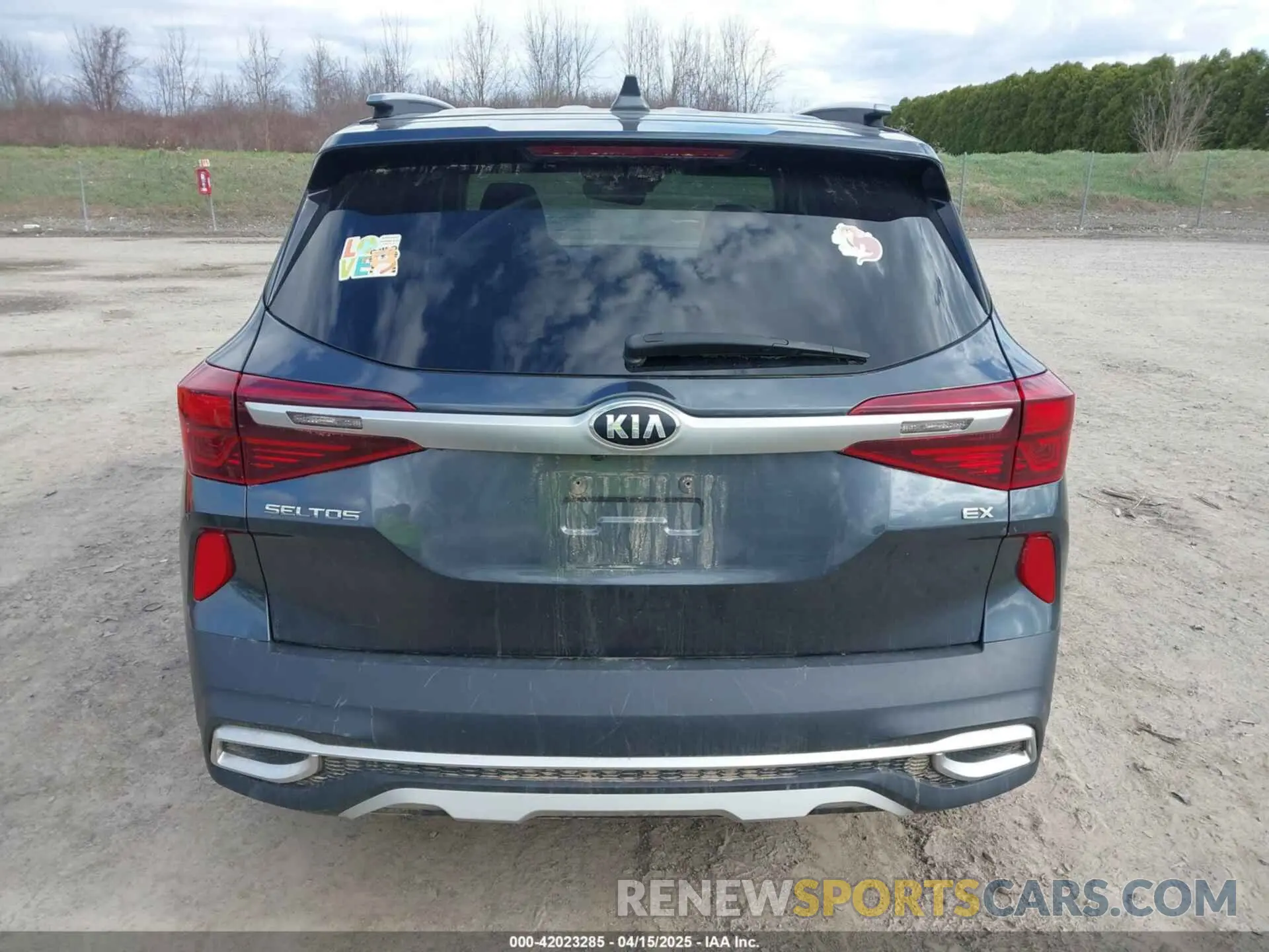 16 fotografías del automóvil dañado KNDERCAA2M7137118 KIA SELTOS 2021