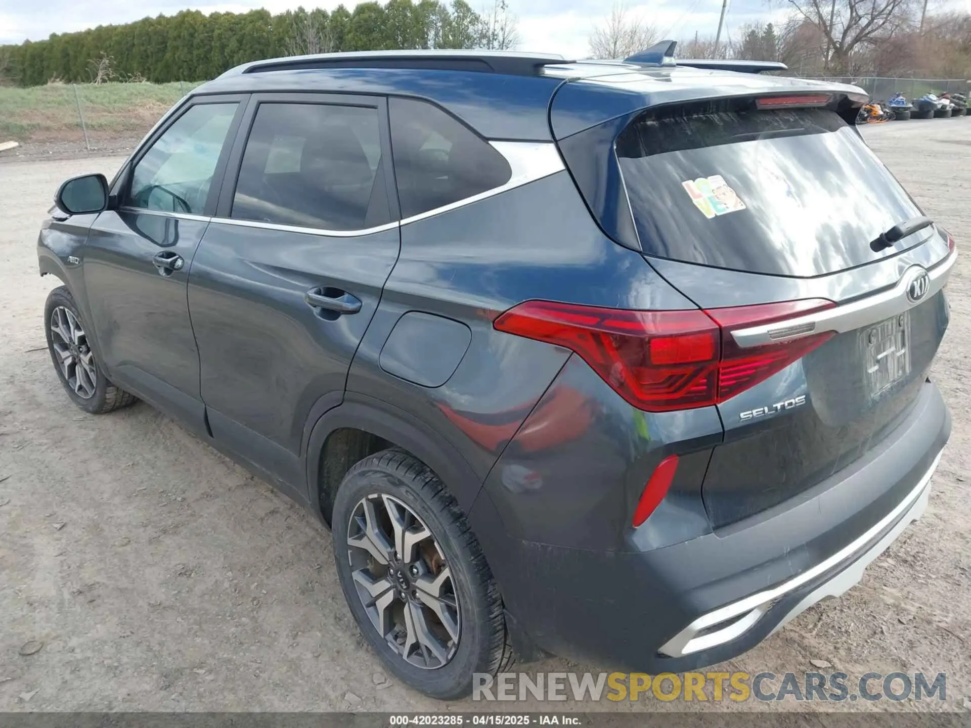 3 fotografías del automóvil dañado KNDERCAA2M7137118 KIA SELTOS 2021