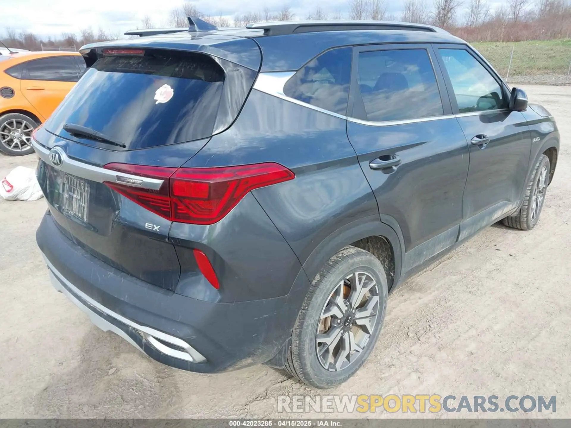 4 fotografías del automóvil dañado KNDERCAA2M7137118 KIA SELTOS 2021