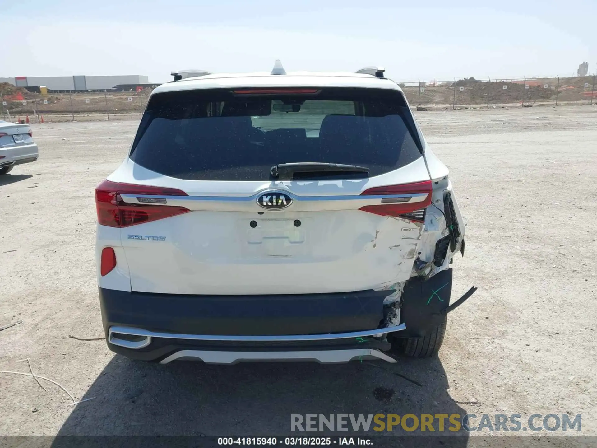 17 fotografías del automóvil dañado KNDERCAA4M7165986 KIA SELTOS 2021