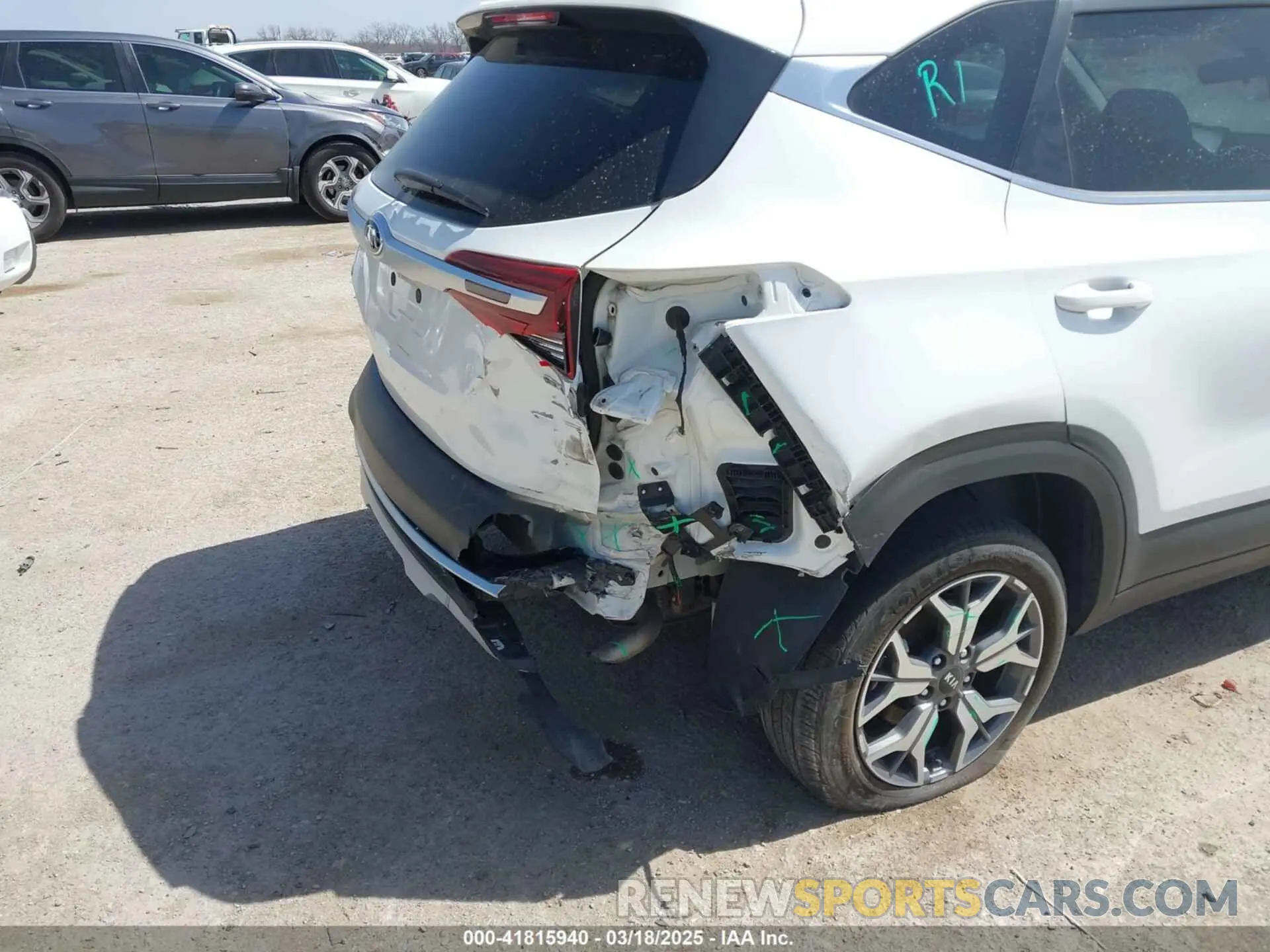 6 fotografías del automóvil dañado KNDERCAA4M7165986 KIA SELTOS 2021