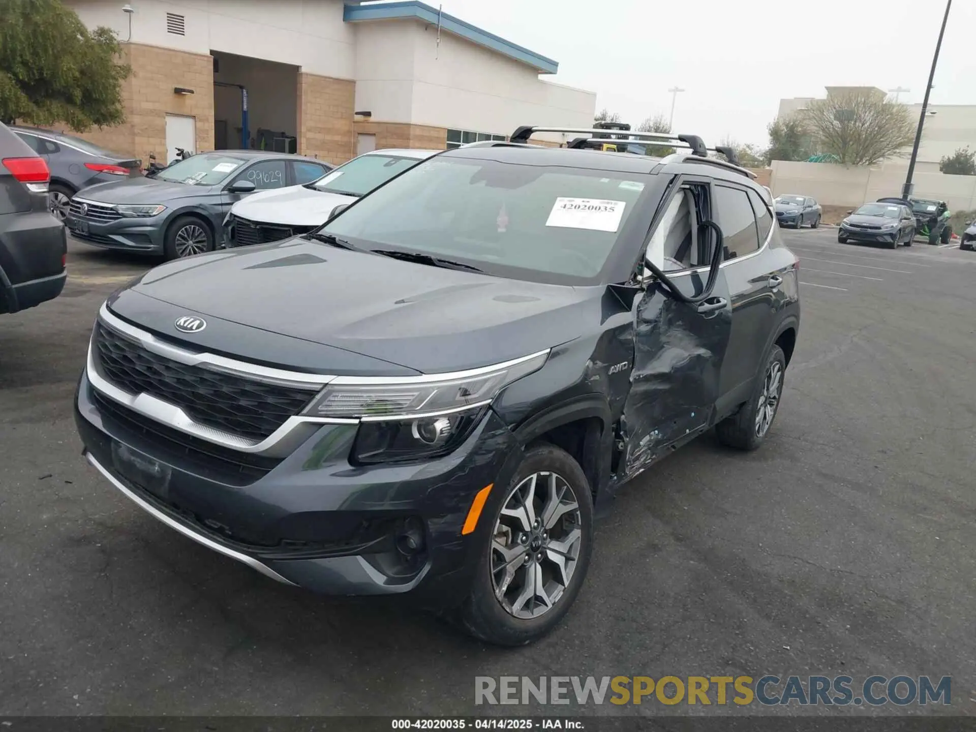 2 fotografías del automóvil dañado KNDERCAA7M7155081 KIA SELTOS 2021