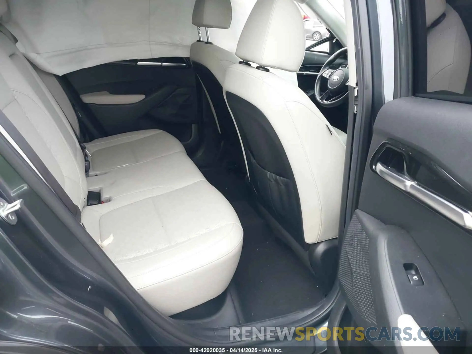 8 fotografías del automóvil dañado KNDERCAA7M7155081 KIA SELTOS 2021