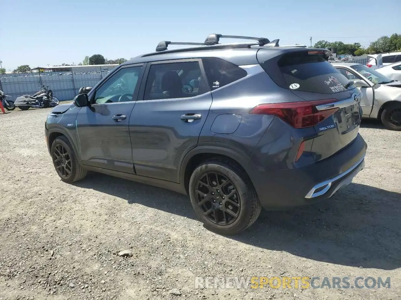 2 fotografías del automóvil dañado KNDERCAA7M7196505 KIA SELTOS 2021