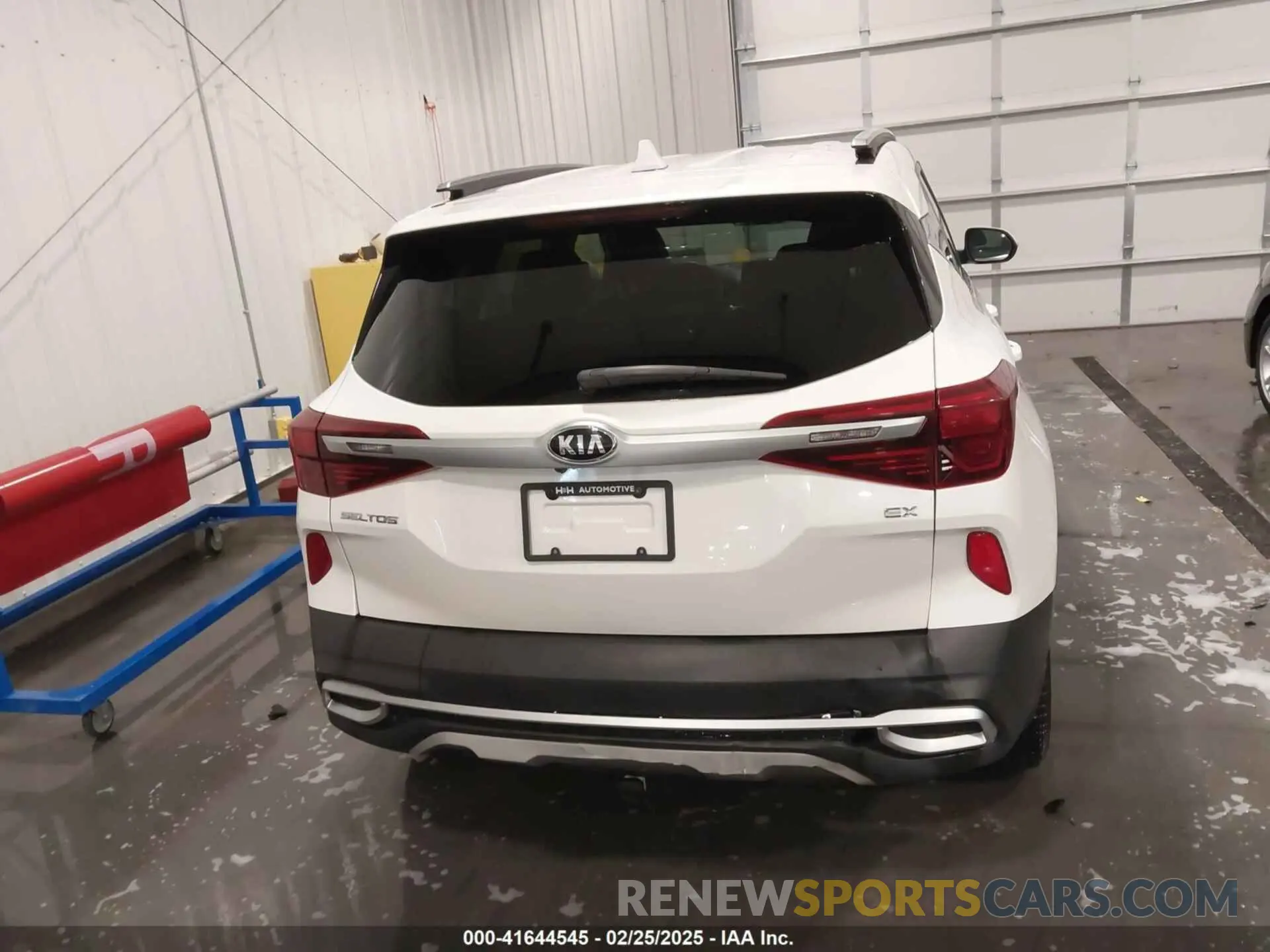 16 fotografías del automóvil dañado KNDERCAA9M7118064 KIA SELTOS 2021