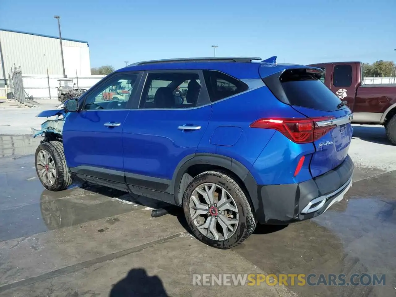 2 fotografías del automóvil dañado KNDETCA21M7072840 KIA SELTOS 2021