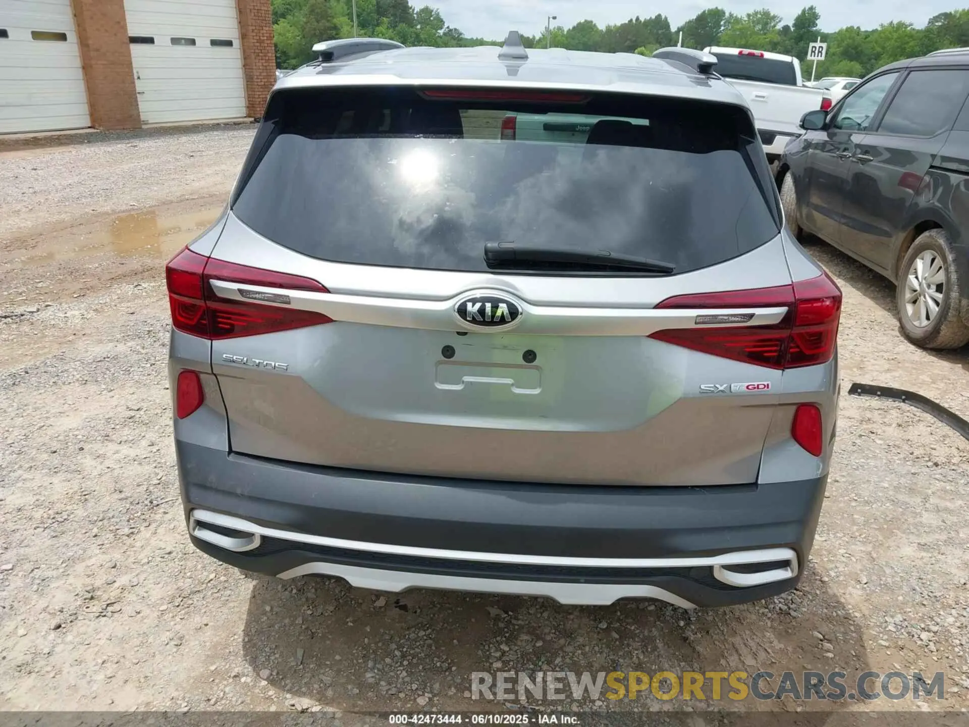 16 fotografías del automóvil dañado KNDETCA21M7143521 KIA SELTOS 2021