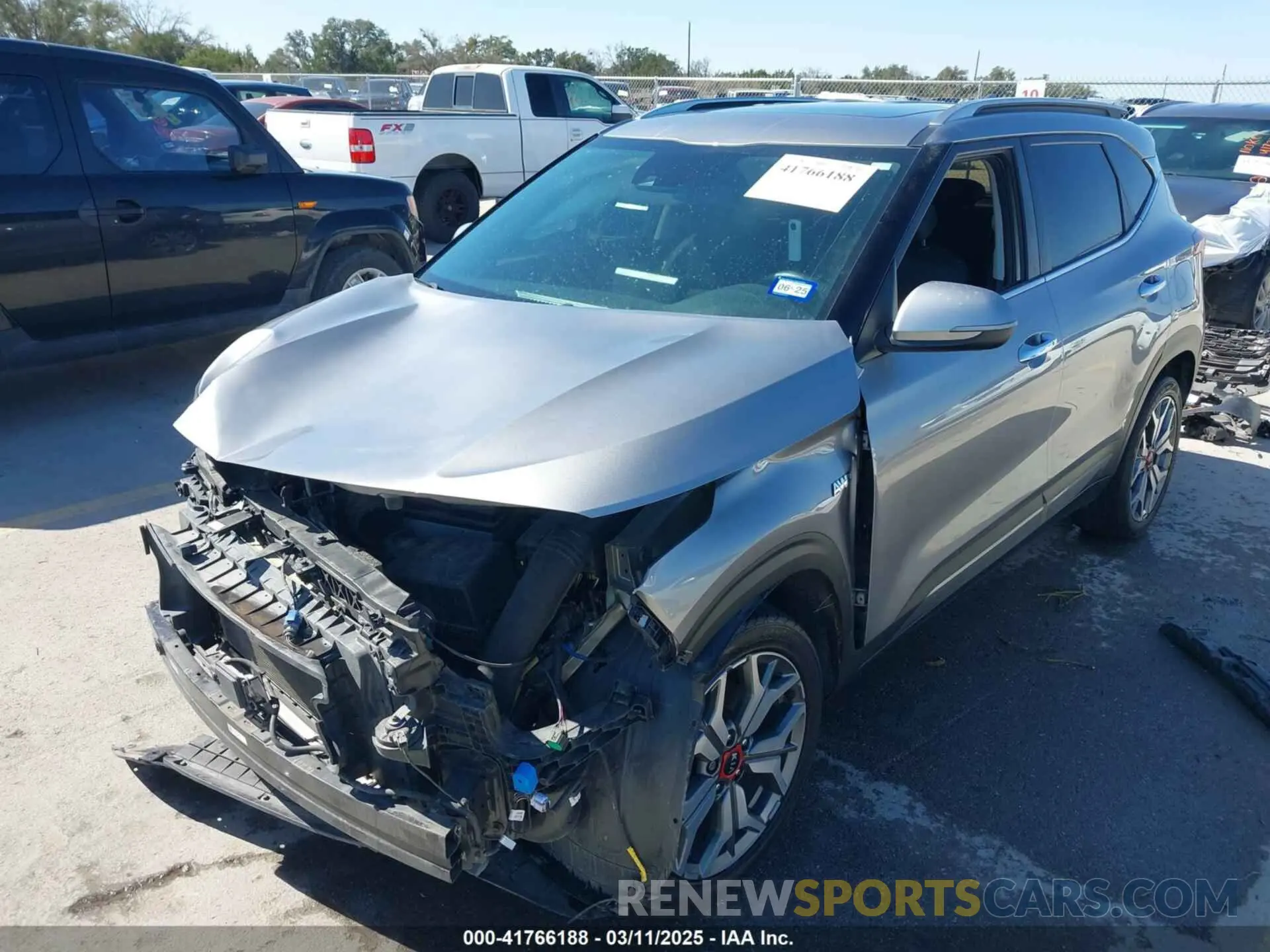 2 fotografías del automóvil dañado KNDETCA22M7058882 KIA SELTOS 2021