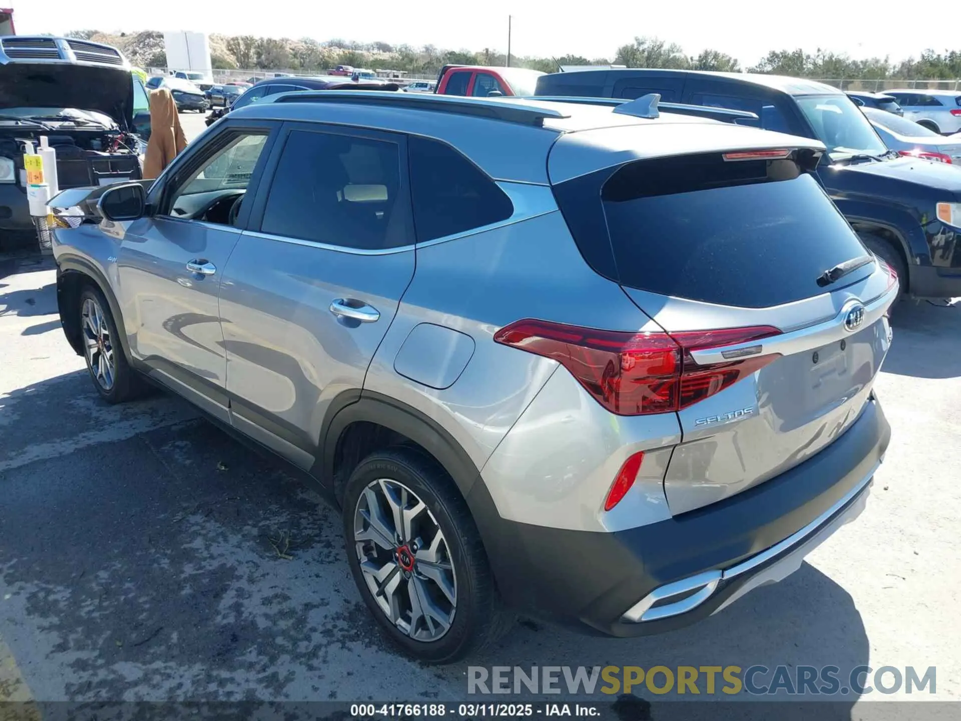 3 fotografías del automóvil dañado KNDETCA22M7058882 KIA SELTOS 2021