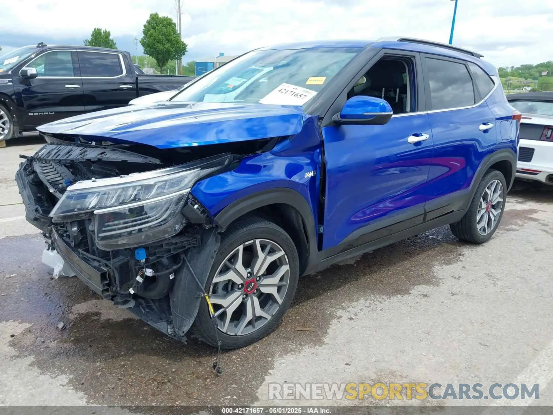 2 fotografías del automóvil dañado KNDETCA22M7173899 KIA SELTOS 2021