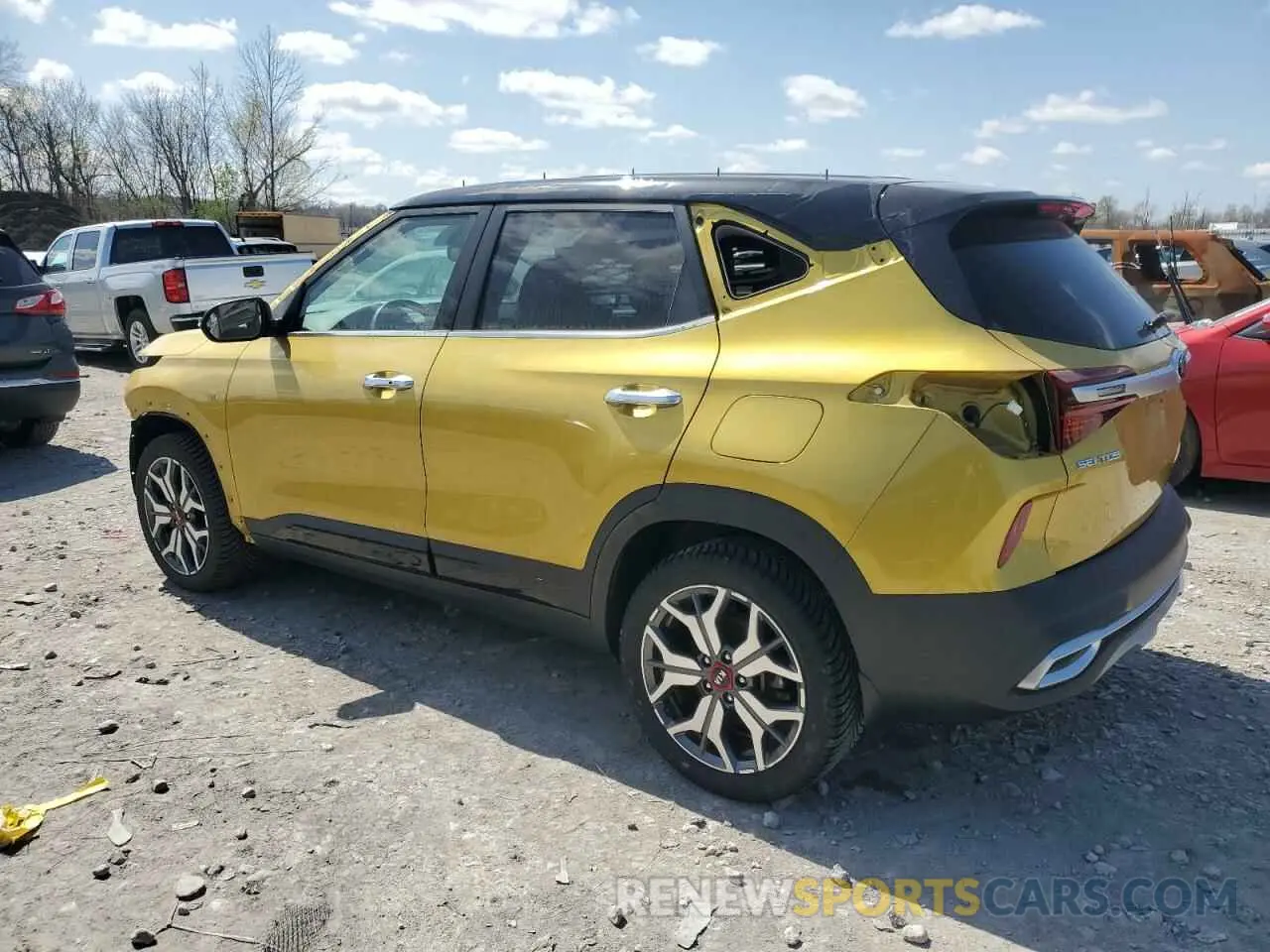 2 fotografías del automóvil dañado KNDETCA23M7213245 KIA SELTOS 2021