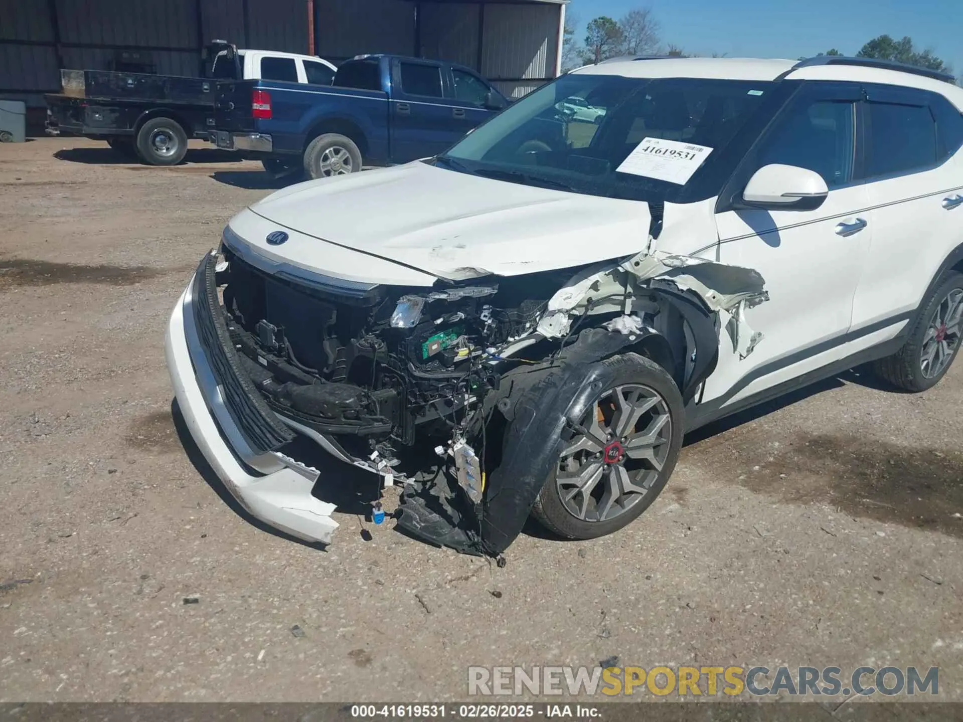 17 fotografías del automóvil dañado KNDETCA23M7217621 KIA SELTOS 2021