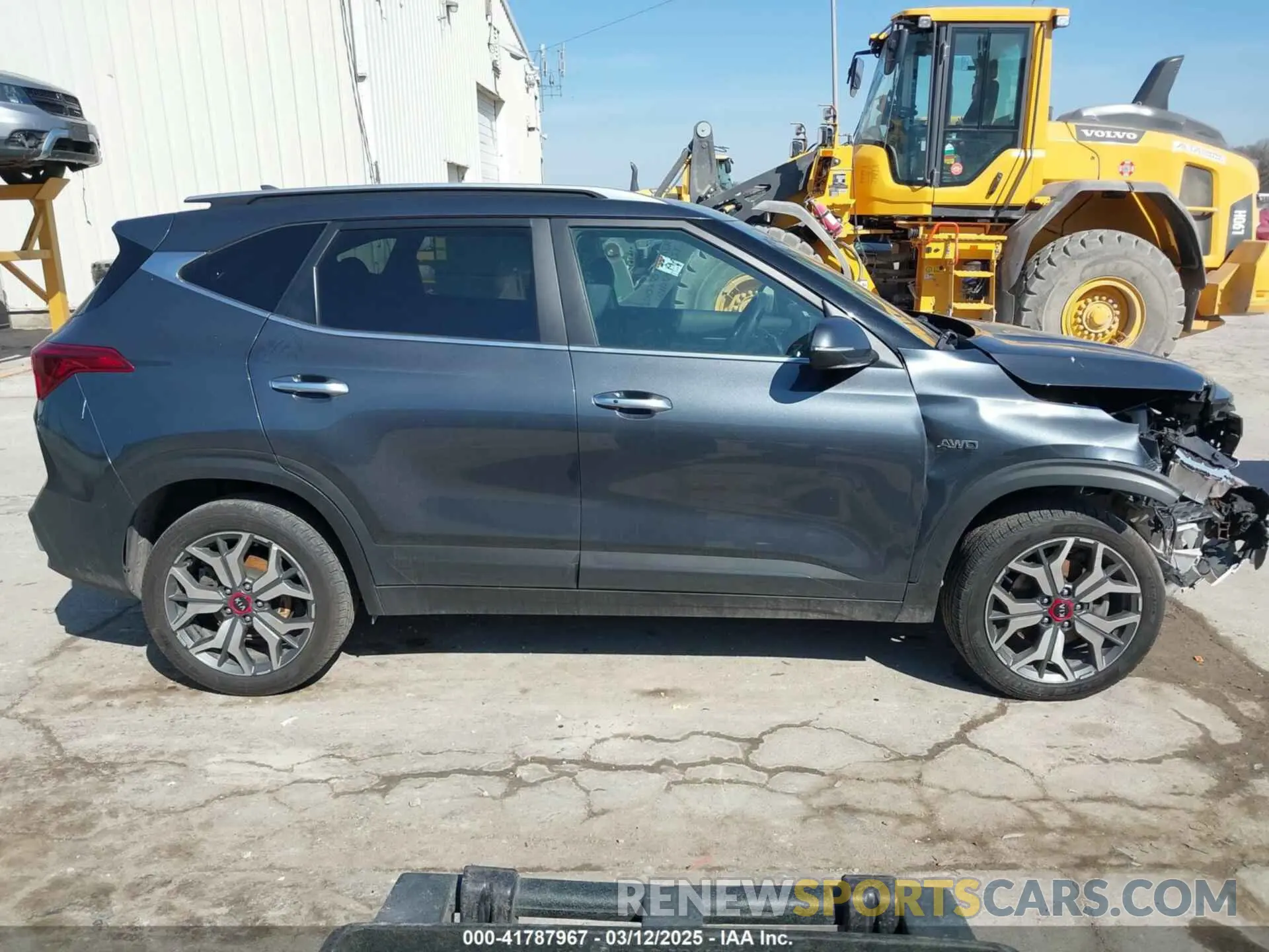 14 fotografías del automóvil dañado KNDETCA24M7116667 KIA SELTOS 2021