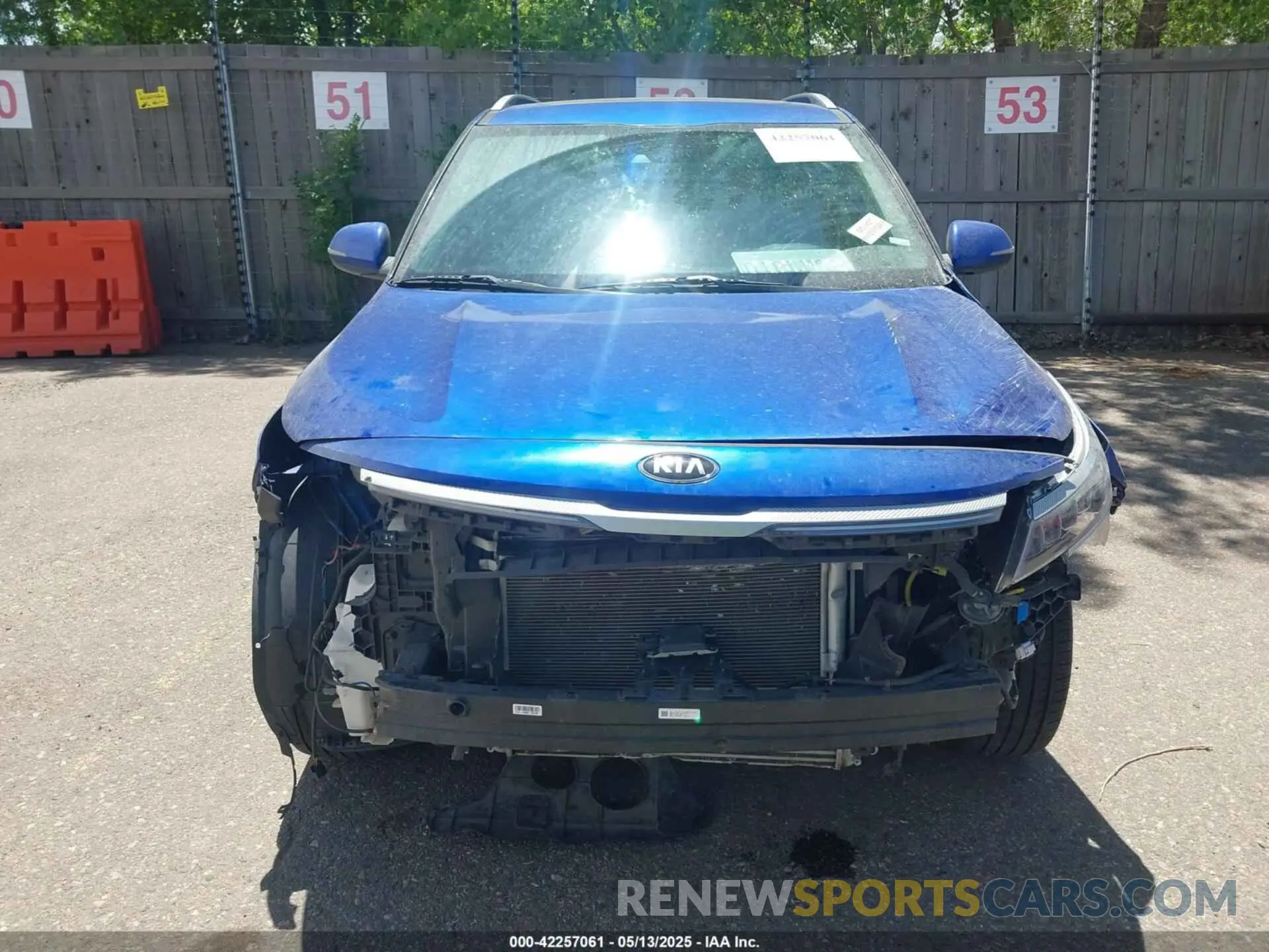 12 fotografías del automóvil dañado KNDETCA24M7127748 KIA SELTOS 2021