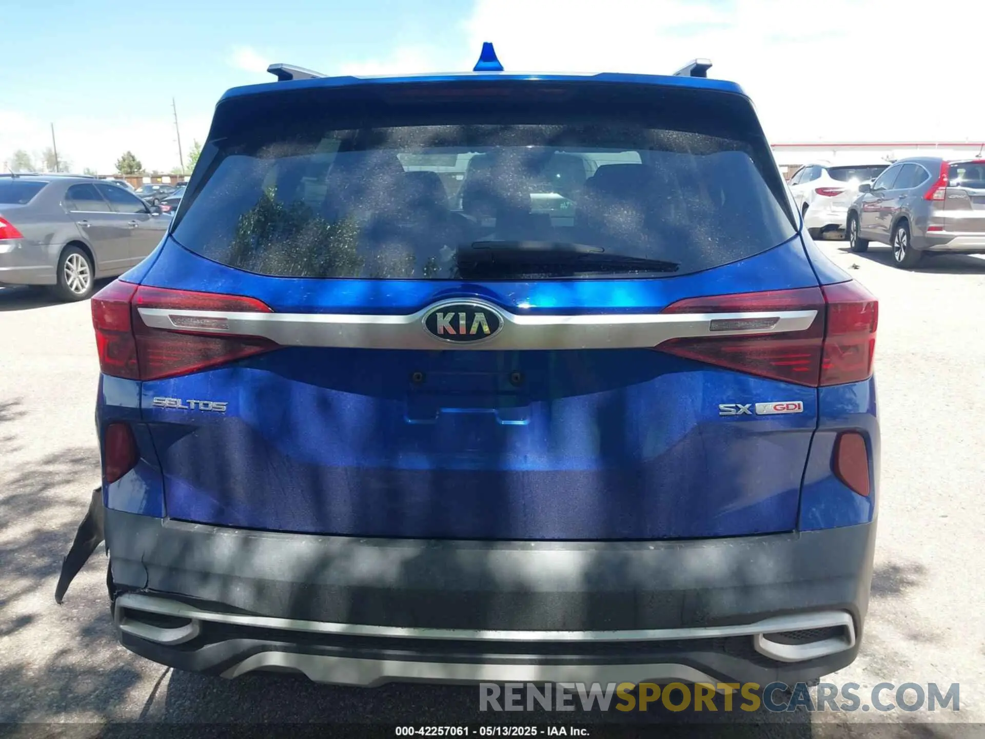 16 fotografías del automóvil dañado KNDETCA24M7127748 KIA SELTOS 2021
