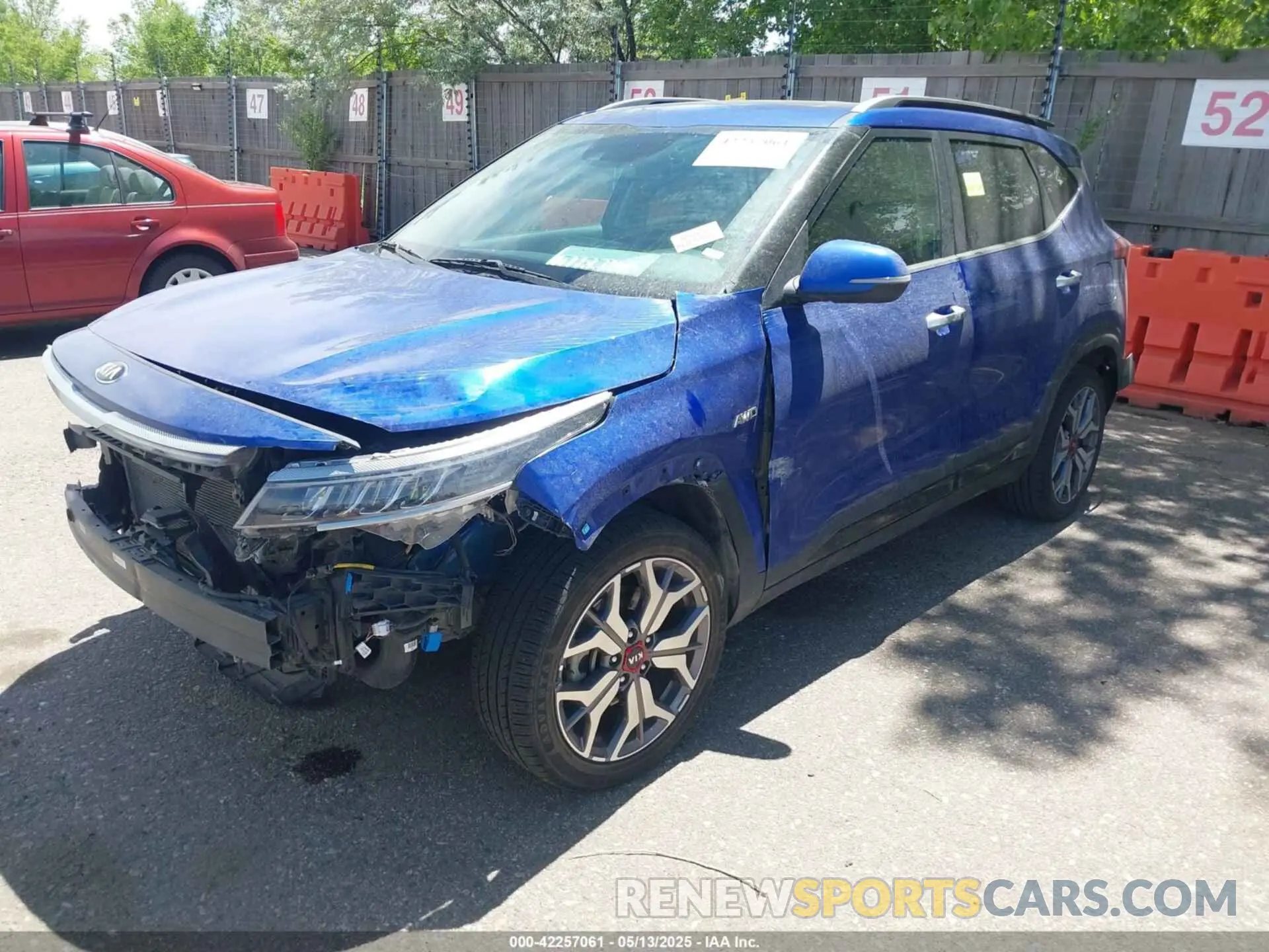 2 fotografías del automóvil dañado KNDETCA24M7127748 KIA SELTOS 2021