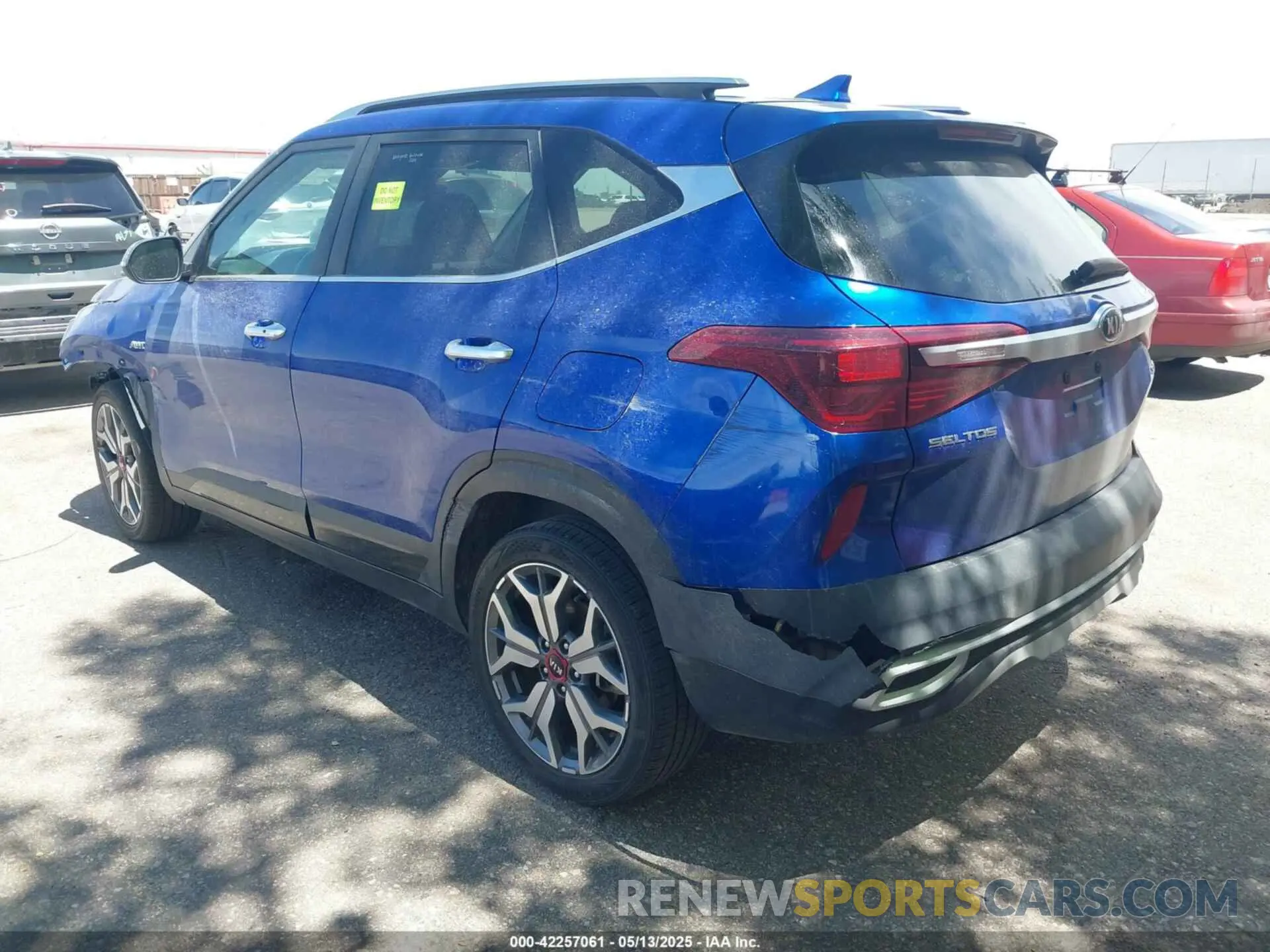 3 fotografías del automóvil dañado KNDETCA24M7127748 KIA SELTOS 2021