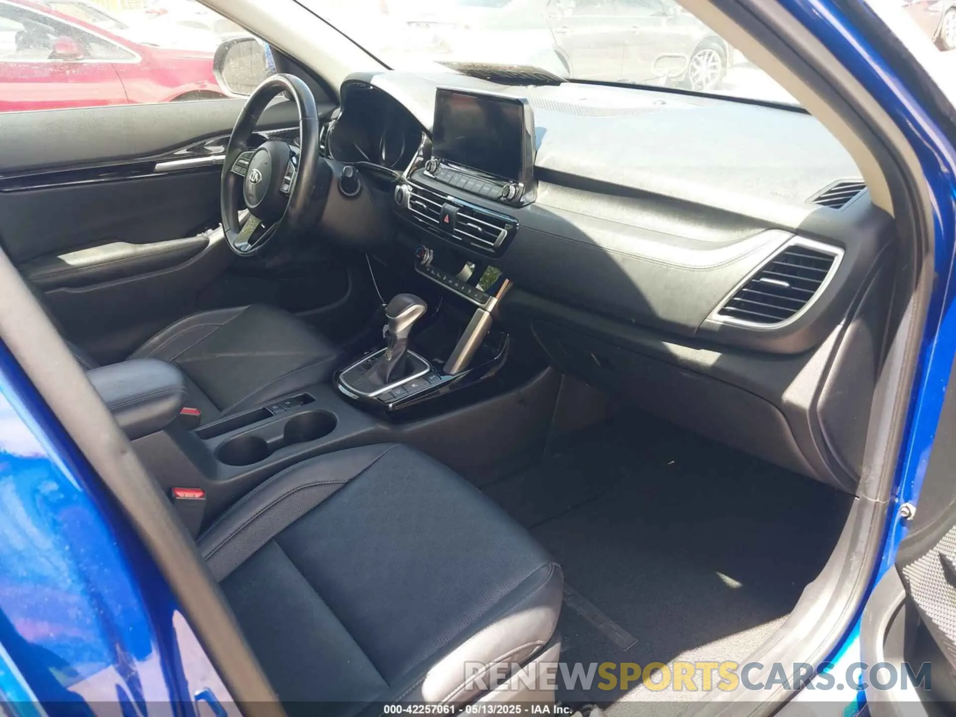 5 fotografías del automóvil dañado KNDETCA24M7127748 KIA SELTOS 2021