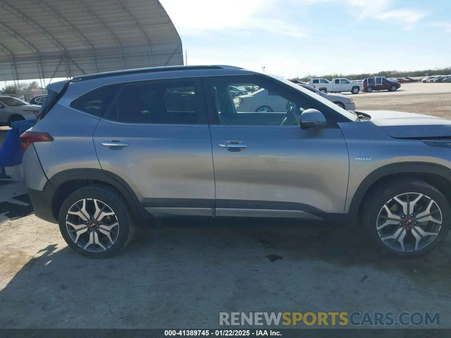 13 fotografías del automóvil dañado KNDETCA25M7197677 KIA SELTOS 2021