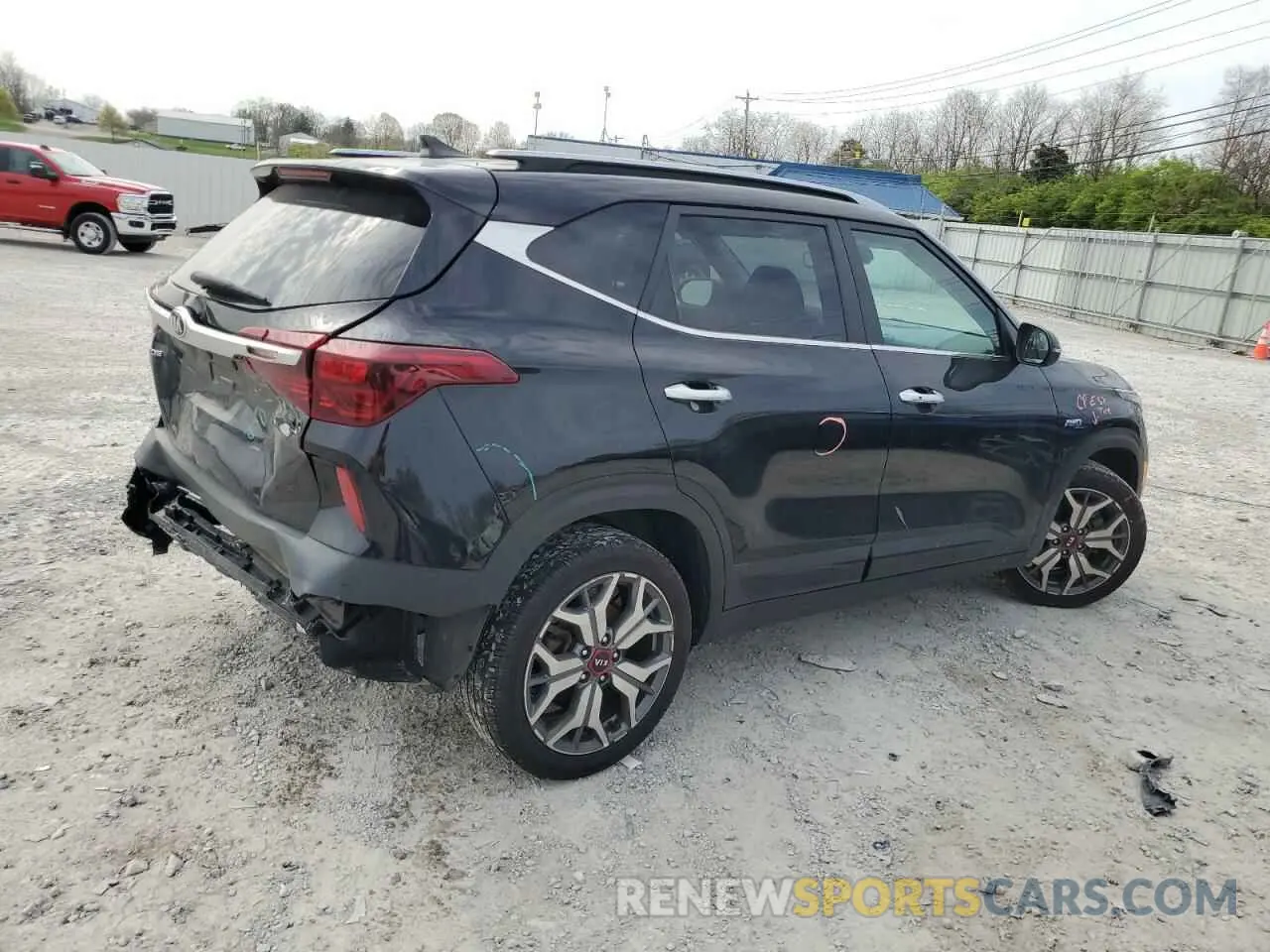 3 fotografías del automóvil dañado KNDETCA27M7184817 KIA SELTOS 2021