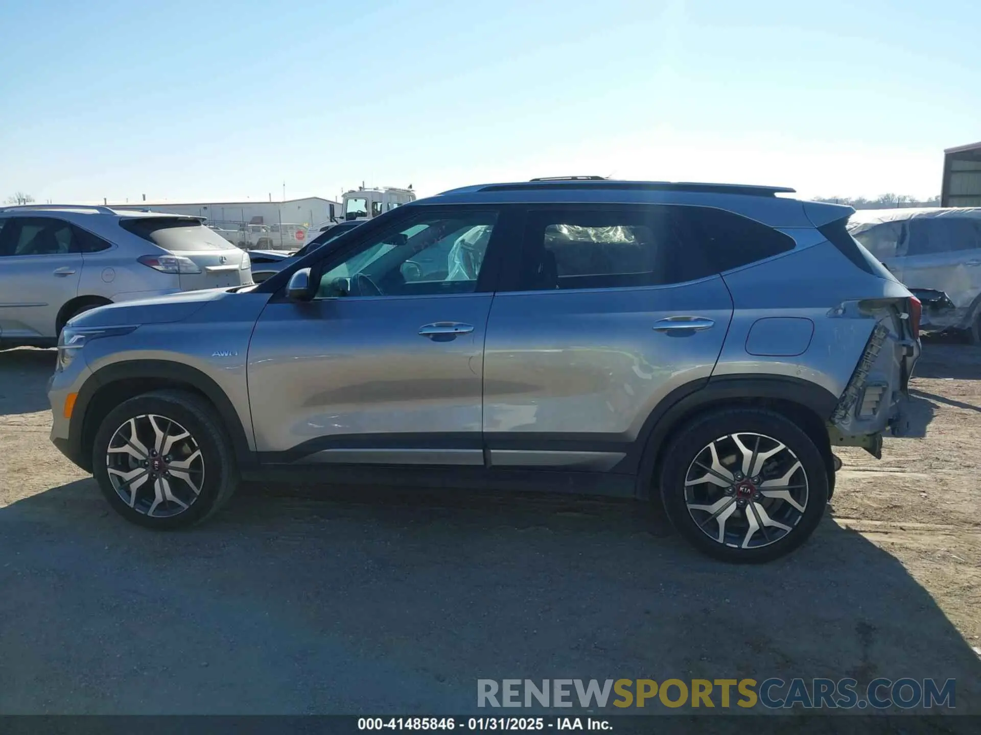 15 fotografías del automóvil dañado KNDETCA27M7186695 KIA SELTOS 2021