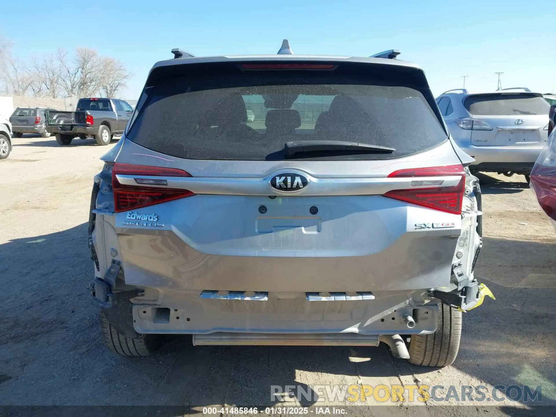 17 fotografías del automóvil dañado KNDETCA27M7186695 KIA SELTOS 2021