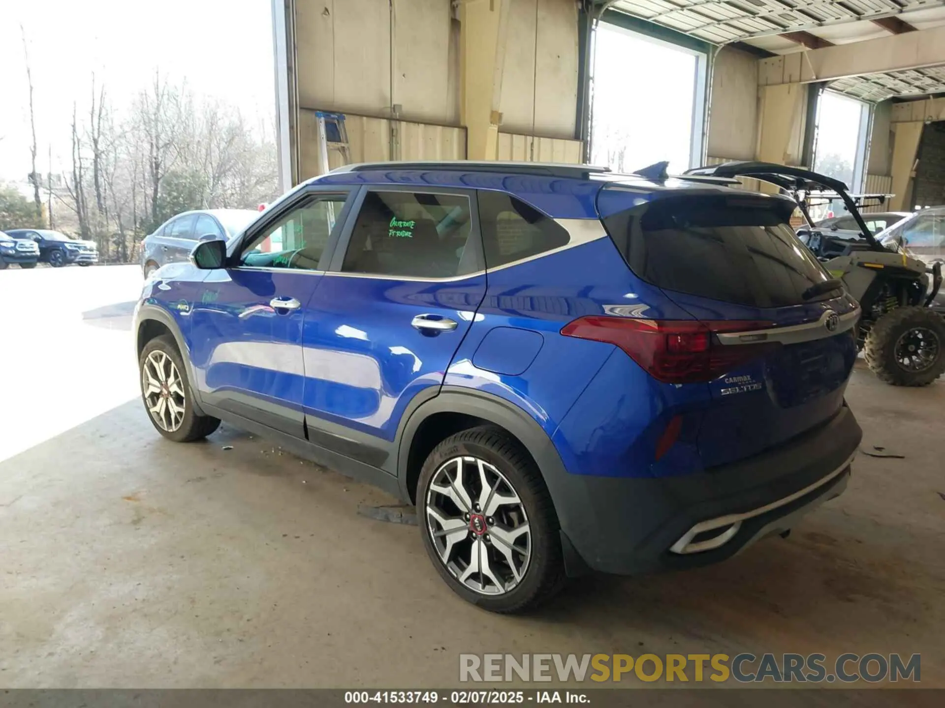 3 fotografías del automóvil dañado KNDETCA28M7154385 KIA SELTOS 2021
