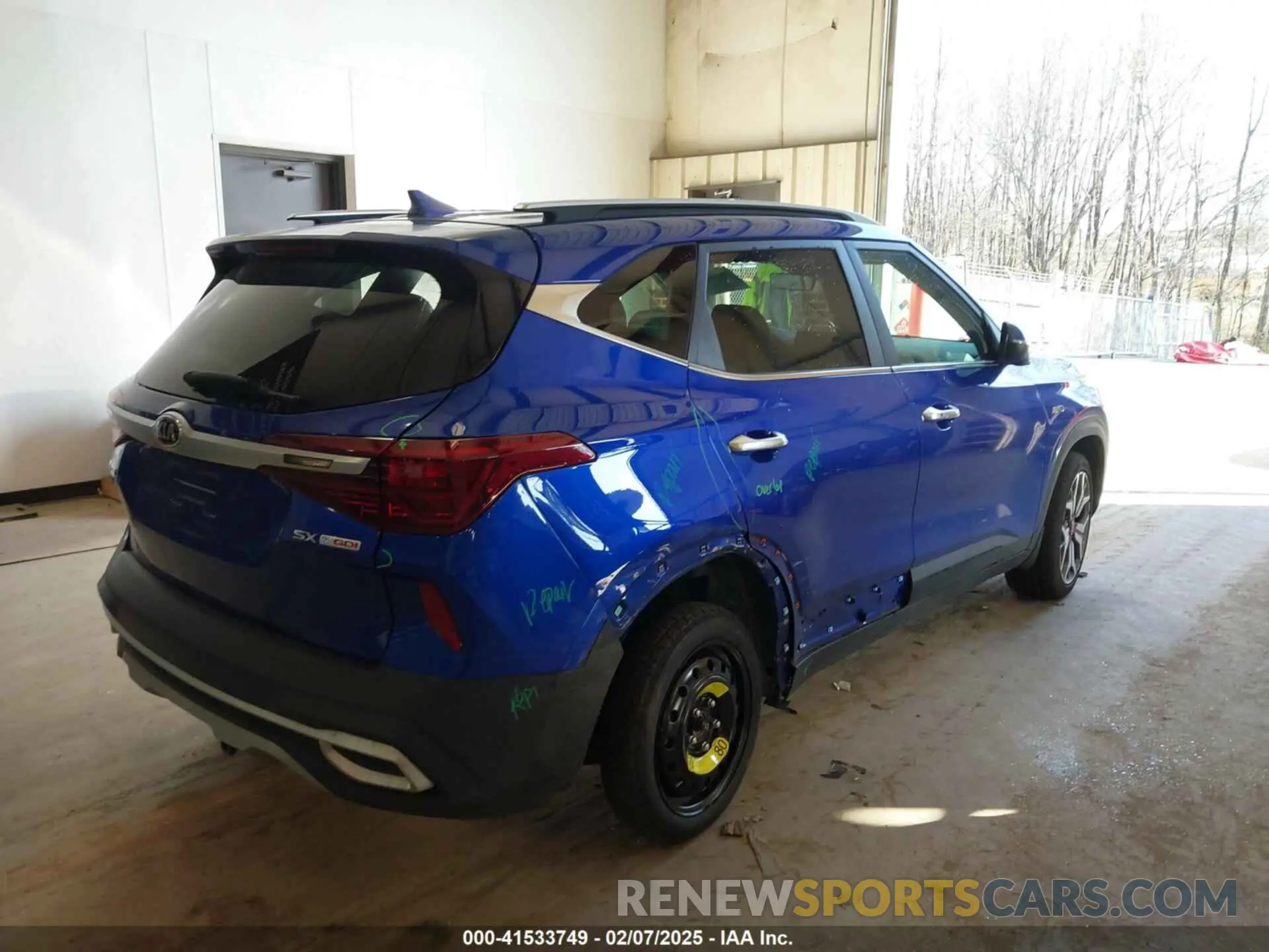 4 fotografías del automóvil dañado KNDETCA28M7154385 KIA SELTOS 2021