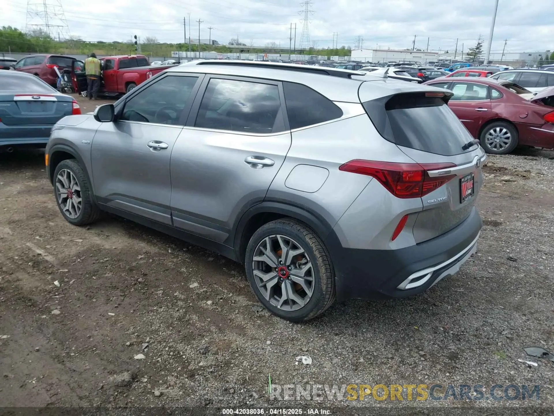 3 fotografías del automóvil dañado KNDETCA28M7161143 KIA SELTOS 2021