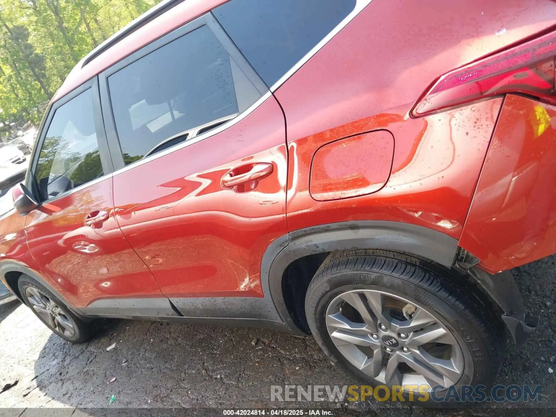 14 fotografías del automóvil dañado KNDEU2AA1M7159622 KIA SELTOS 2021