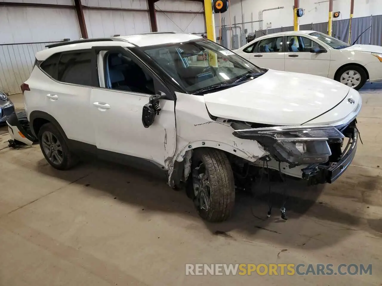 4 fotografías del automóvil dañado KNDEU2AA2M7175621 KIA SELTOS 2021