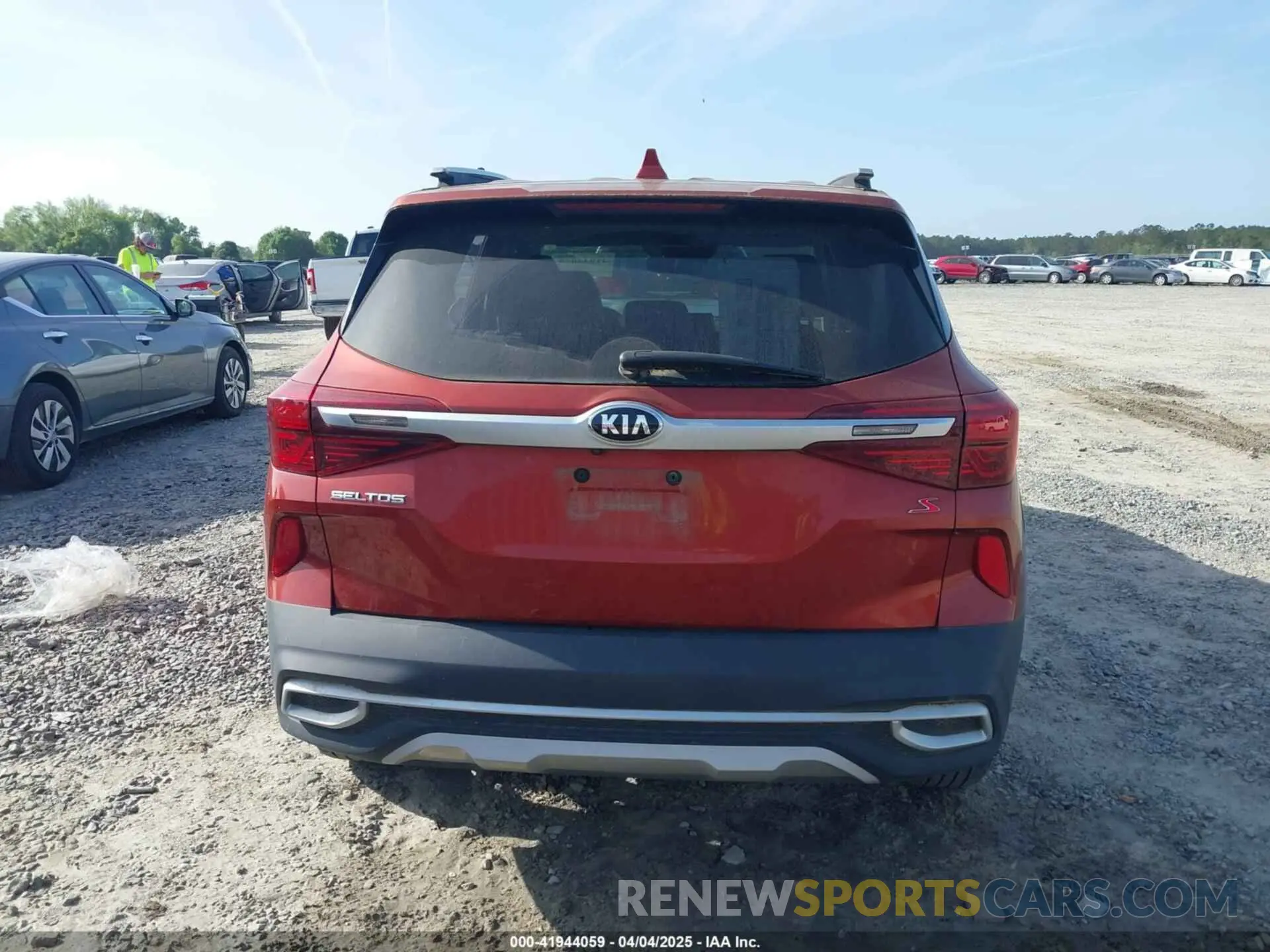 16 fotografías del automóvil dañado KNDEU2AA3M7229895 KIA SELTOS 2021
