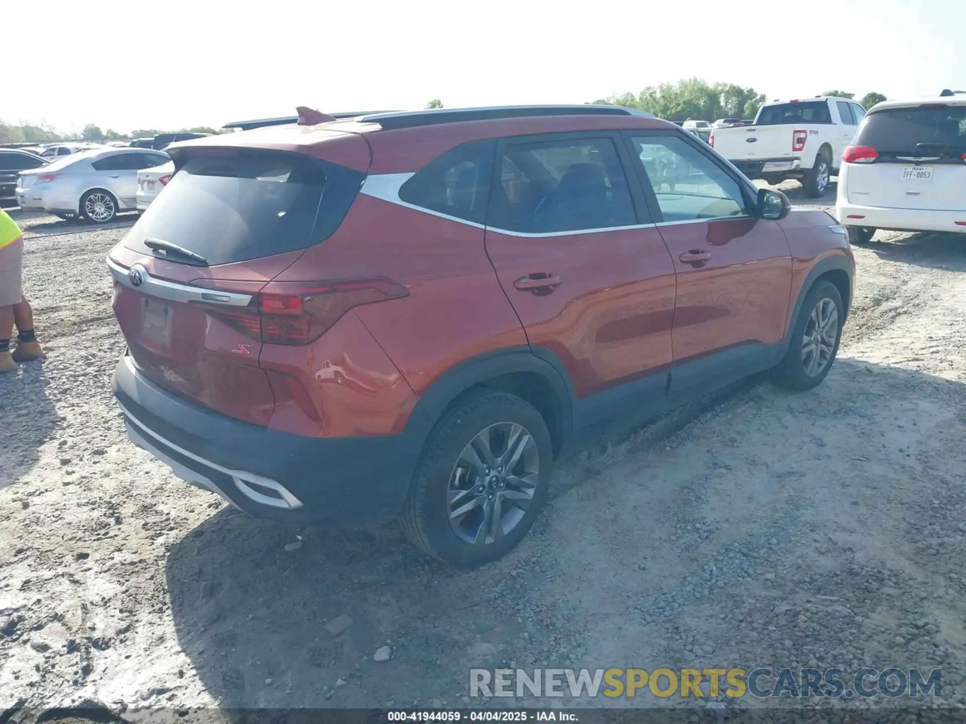 4 fotografías del automóvil dañado KNDEU2AA3M7229895 KIA SELTOS 2021