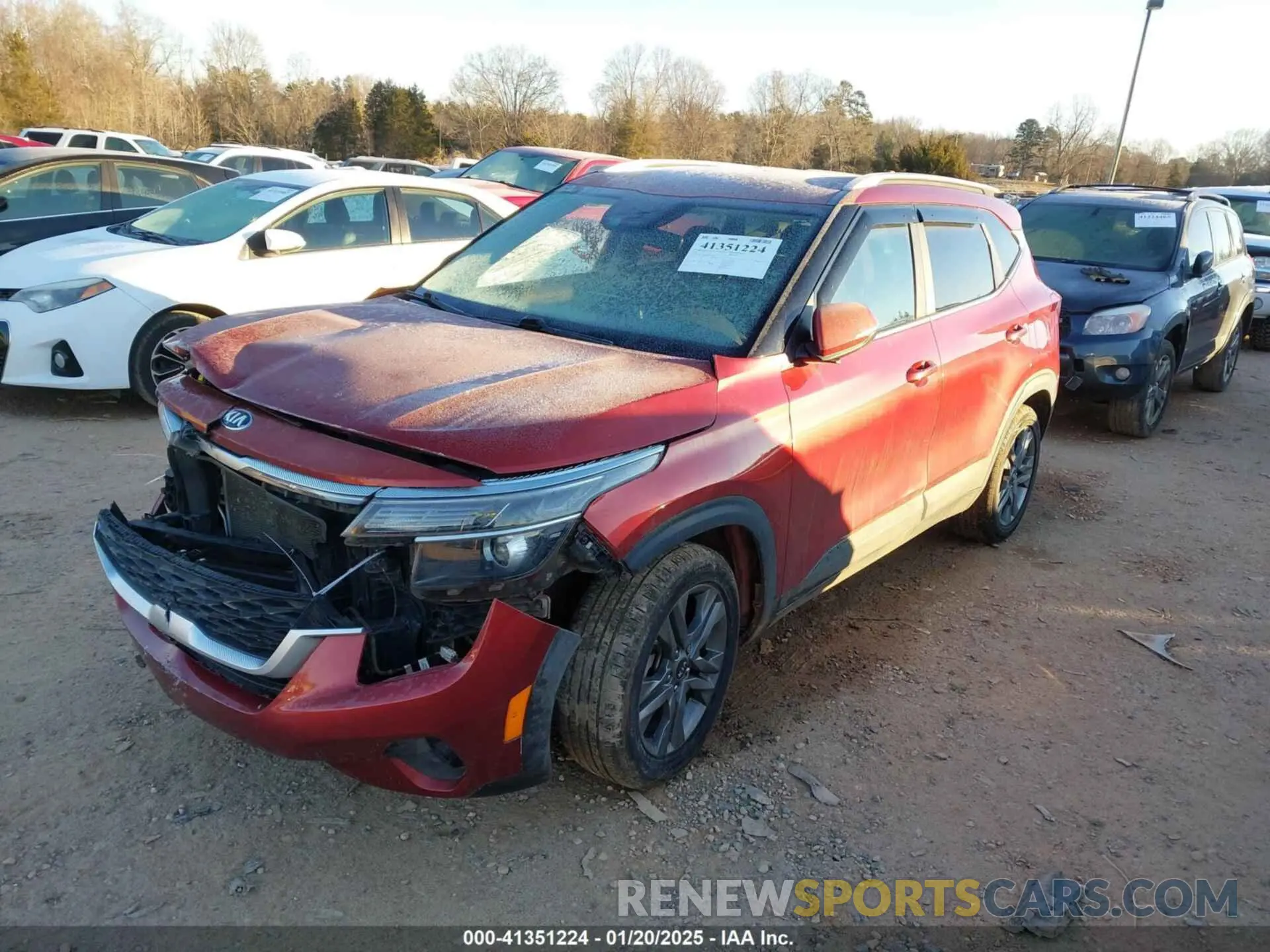 2 fotografías del automóvil dañado KNDEU2AA4M7172588 KIA SELTOS 2021