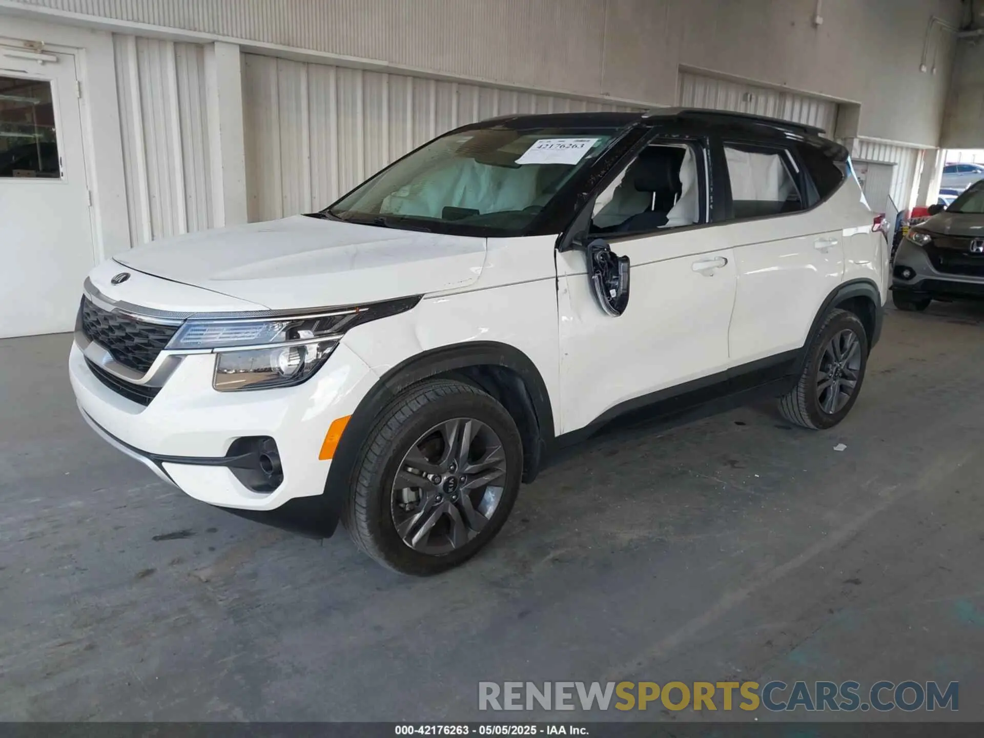 2 fotografías del automóvil dañado KNDEU2AA6M7120850 KIA SELTOS 2021