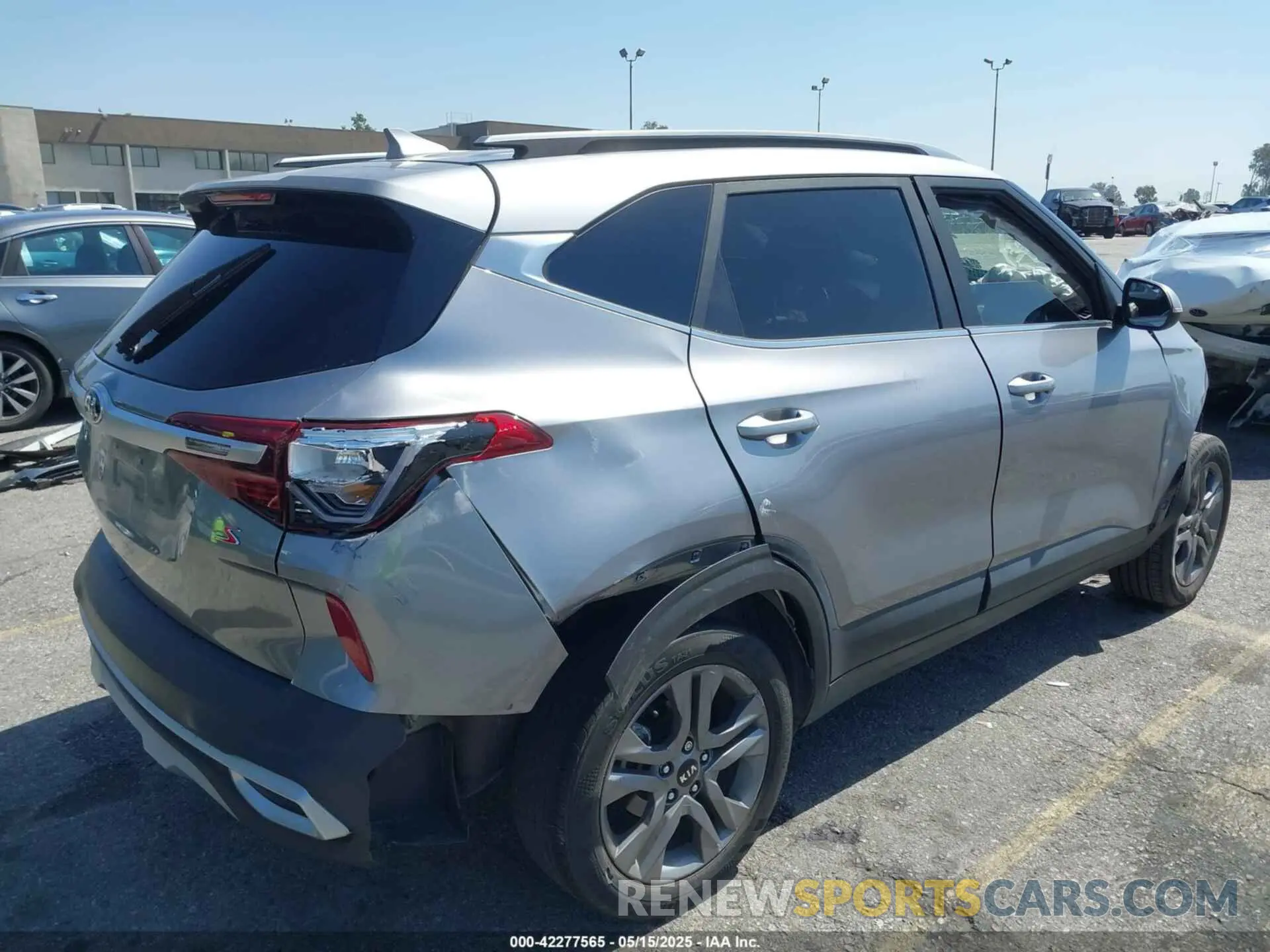 4 fotografías del automóvil dañado KNDEU2AA8M7225051 KIA SELTOS 2021