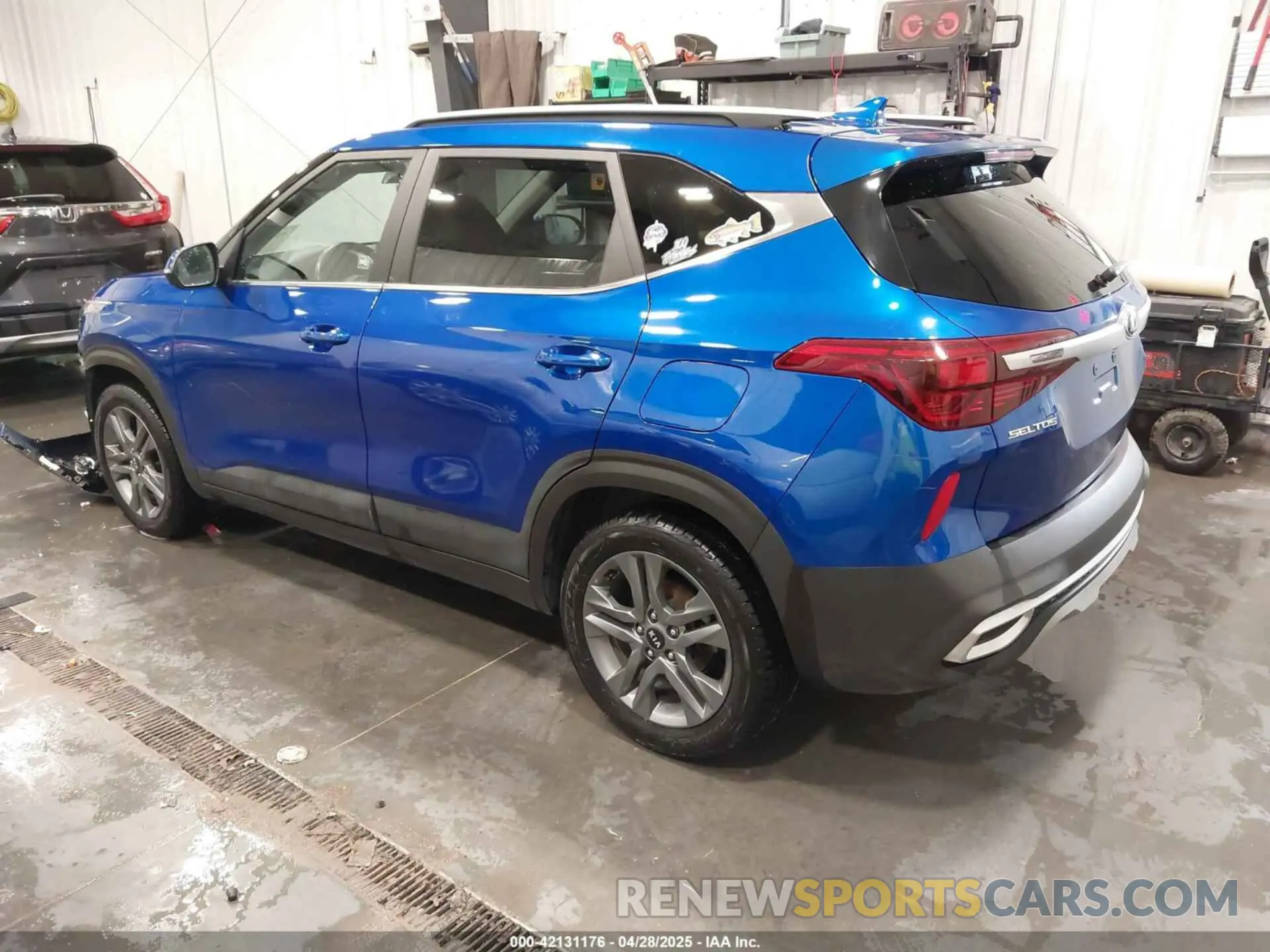 3 fotografías del automóvil dañado KNDEU2AAXM7045389 KIA SELTOS 2021