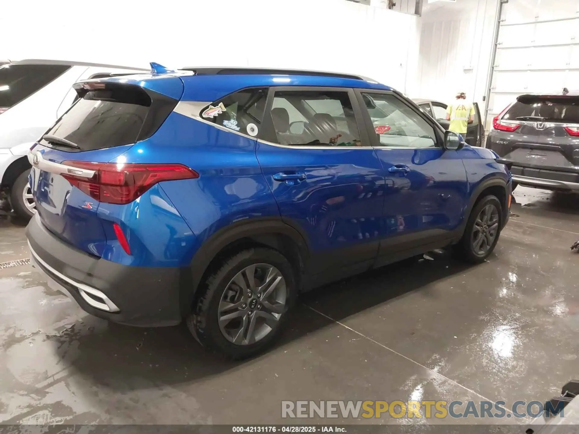 4 fotografías del automóvil dañado KNDEU2AAXM7045389 KIA SELTOS 2021