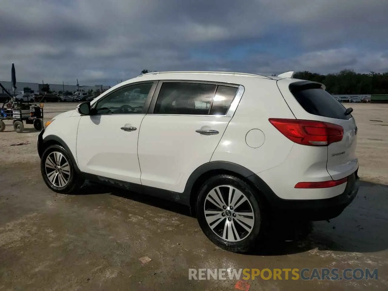 2 fotografías del automóvil dañado KNDEUCA27M7116238 KIA SELTOS 2021