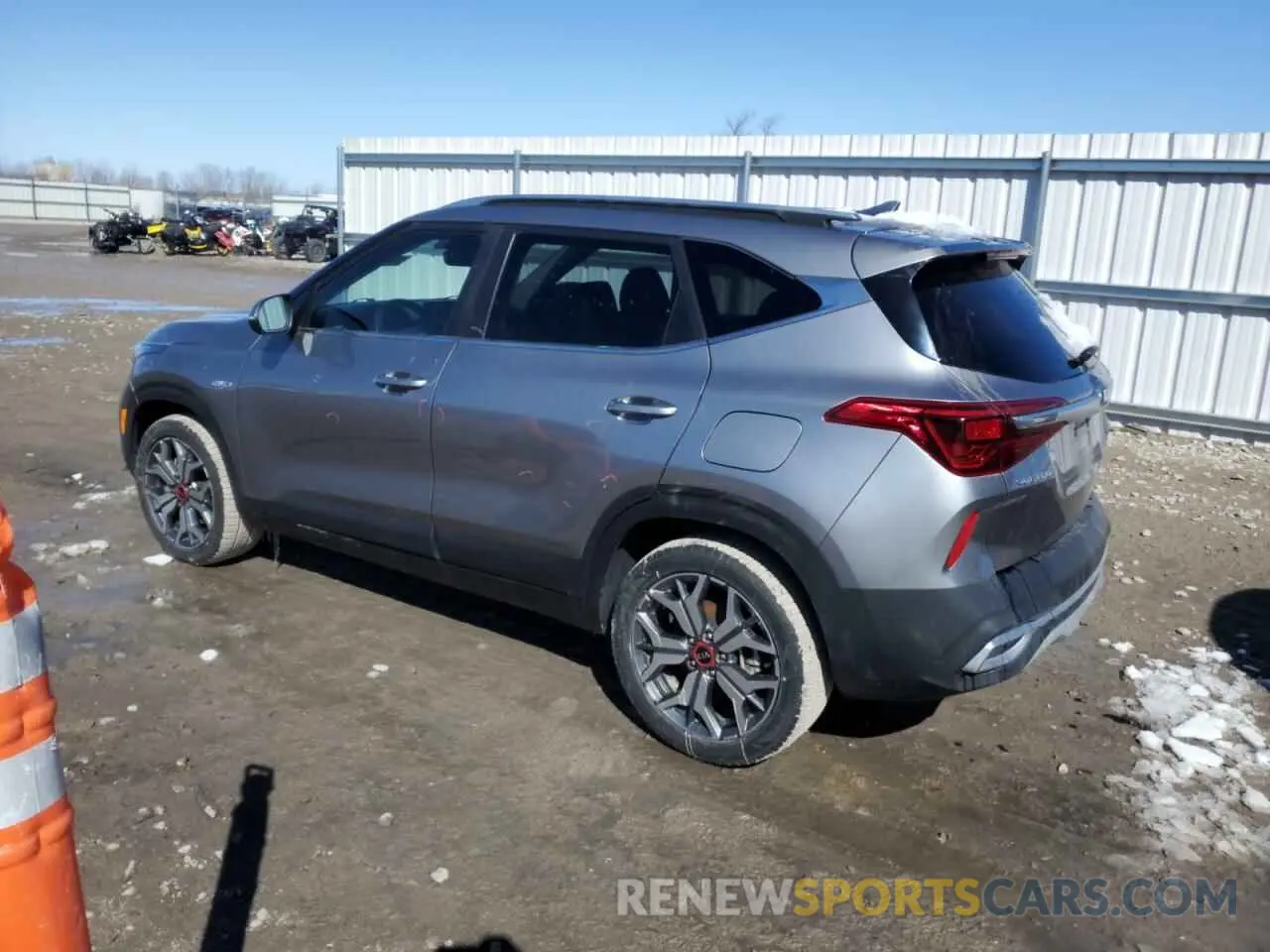 2 fotografías del automóvil dañado KNDEUCA28M7041355 KIA SELTOS 2021
