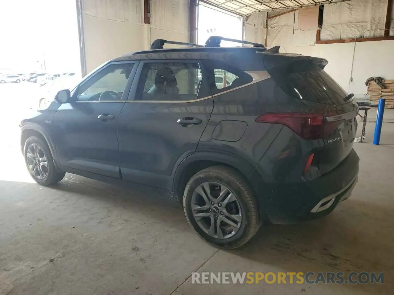 2 fotografías del automóvil dañado KNDEUCAA1M7083485 KIA SELTOS 2021