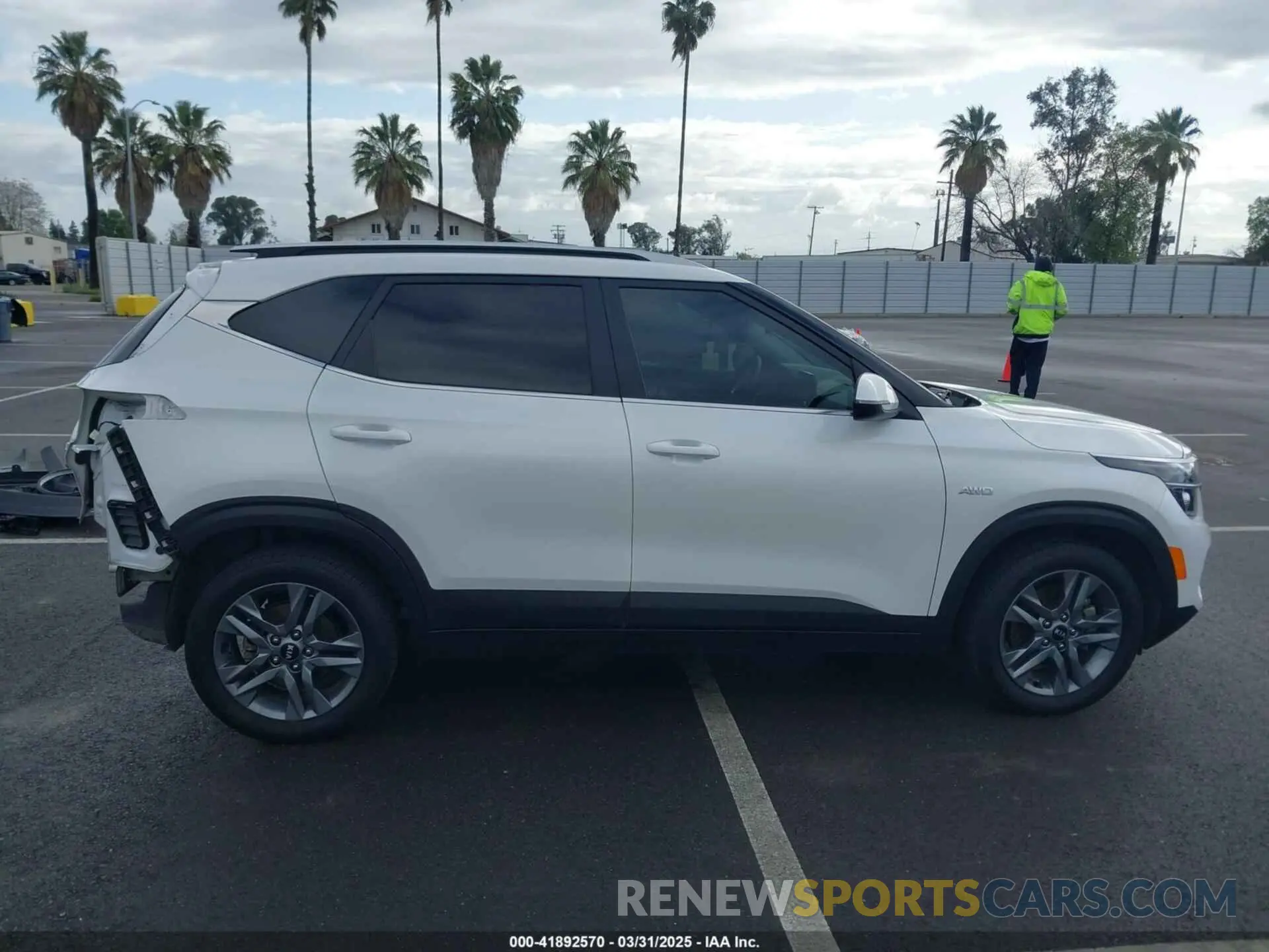 14 fotografías del automóvil dañado KNDEUCAA1M7166138 KIA SELTOS 2021