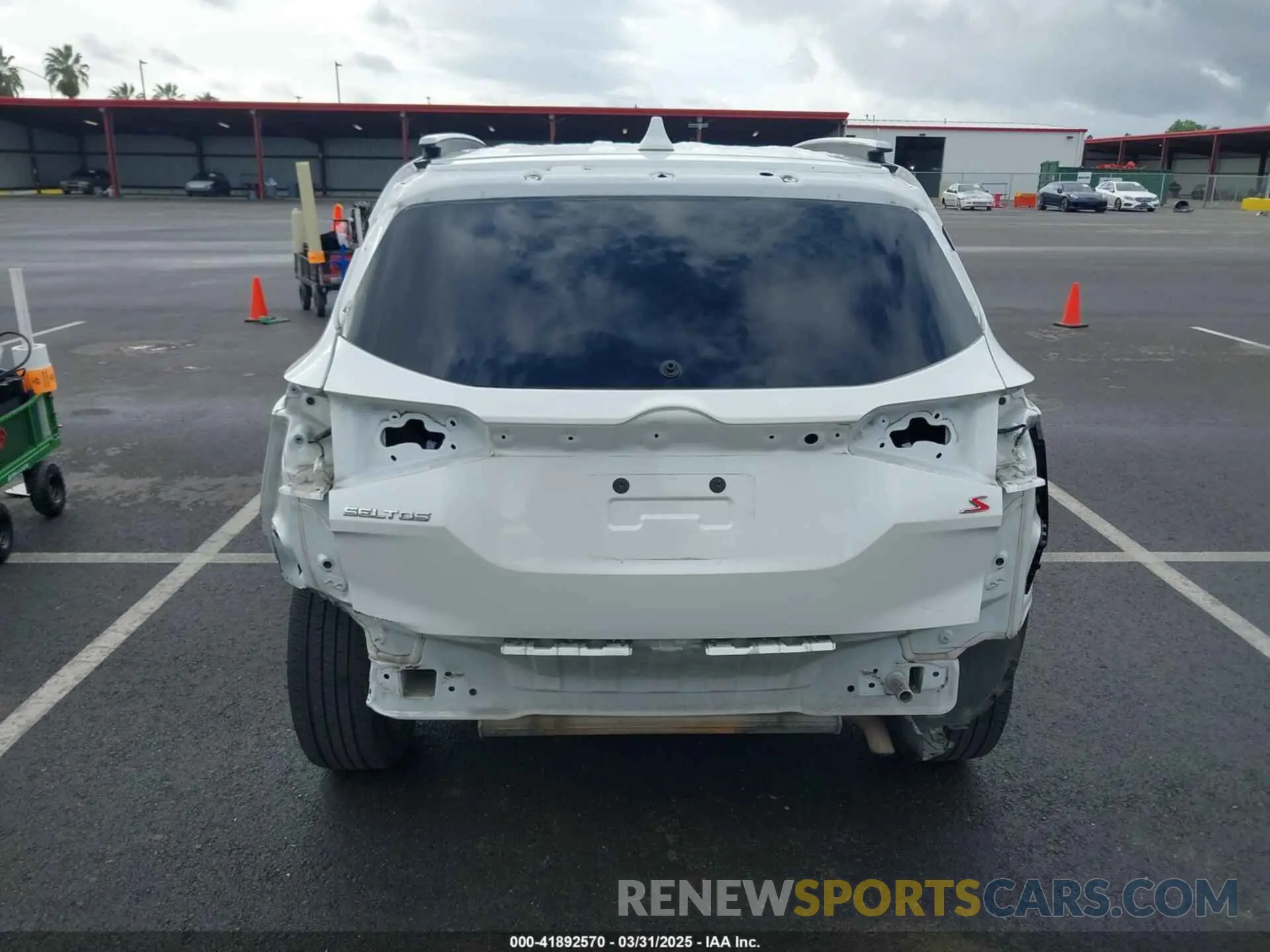 17 fotografías del automóvil dañado KNDEUCAA1M7166138 KIA SELTOS 2021