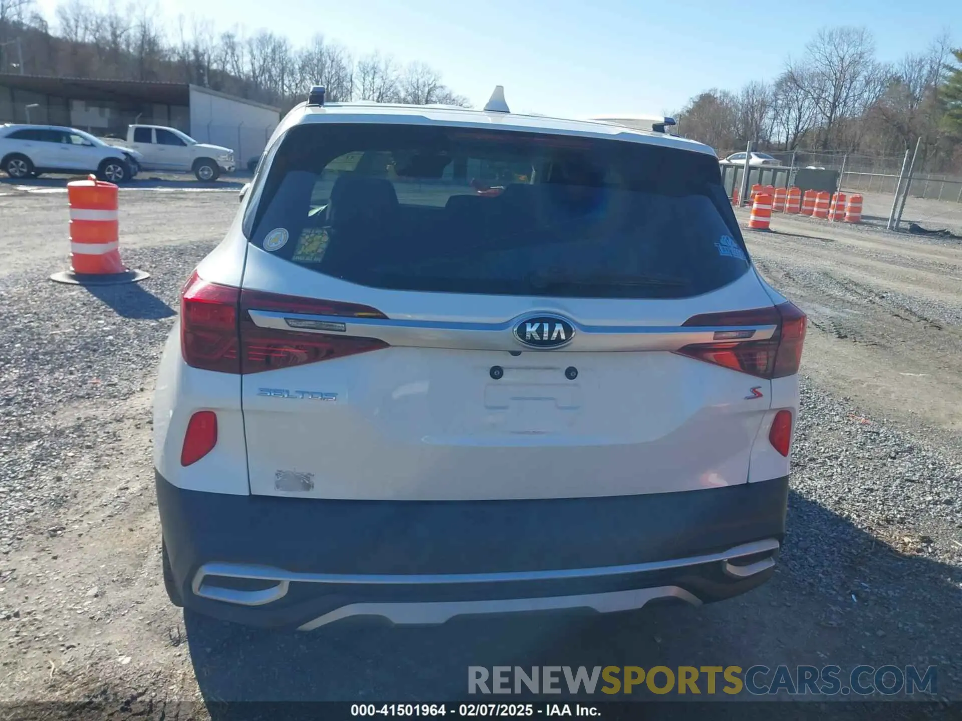 16 fotografías del automóvil dañado KNDEUCAA2M7041116 KIA SELTOS 2021