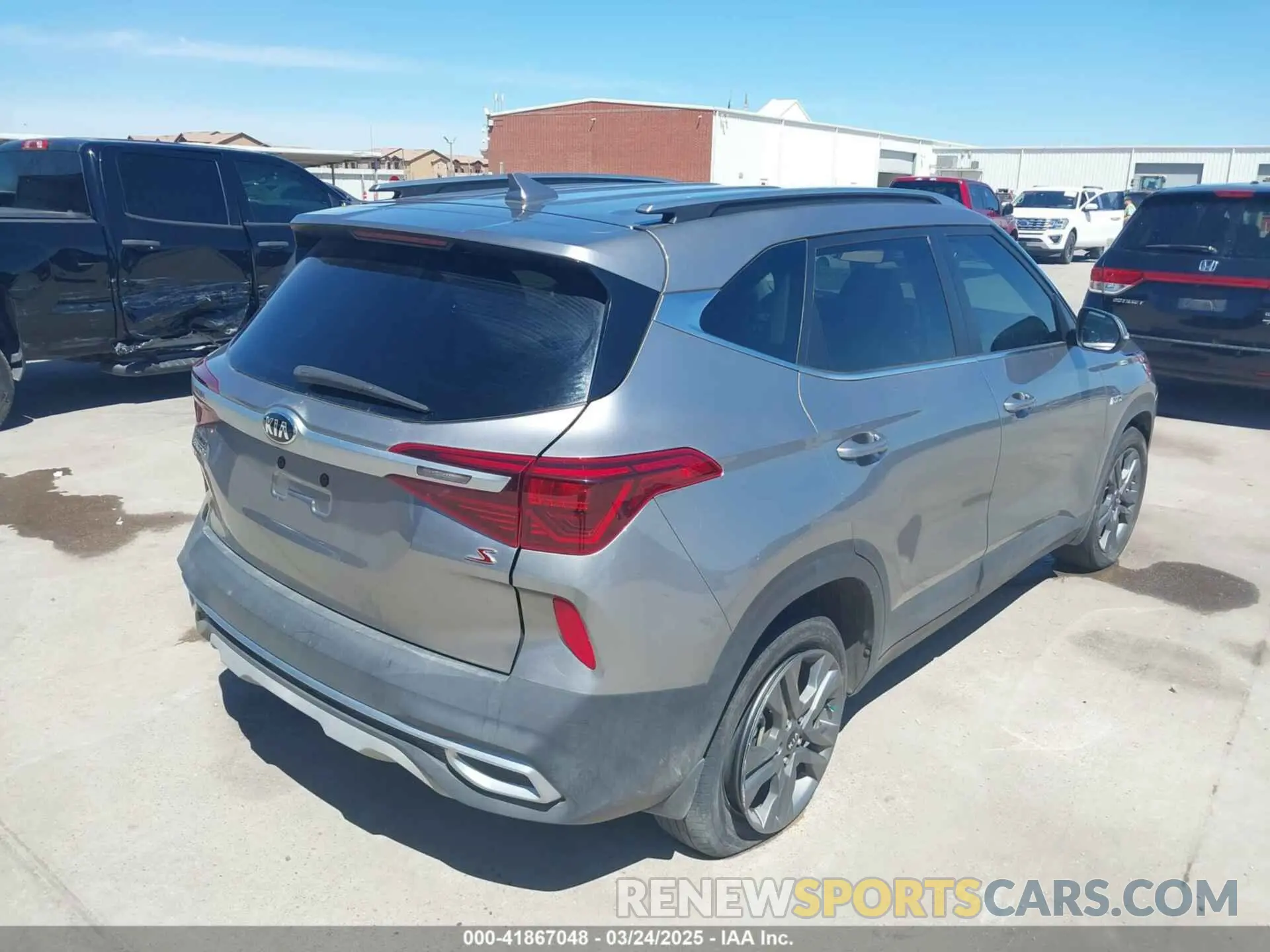4 fotografías del automóvil dañado KNDEUCAA4M7070505 KIA SELTOS 2021