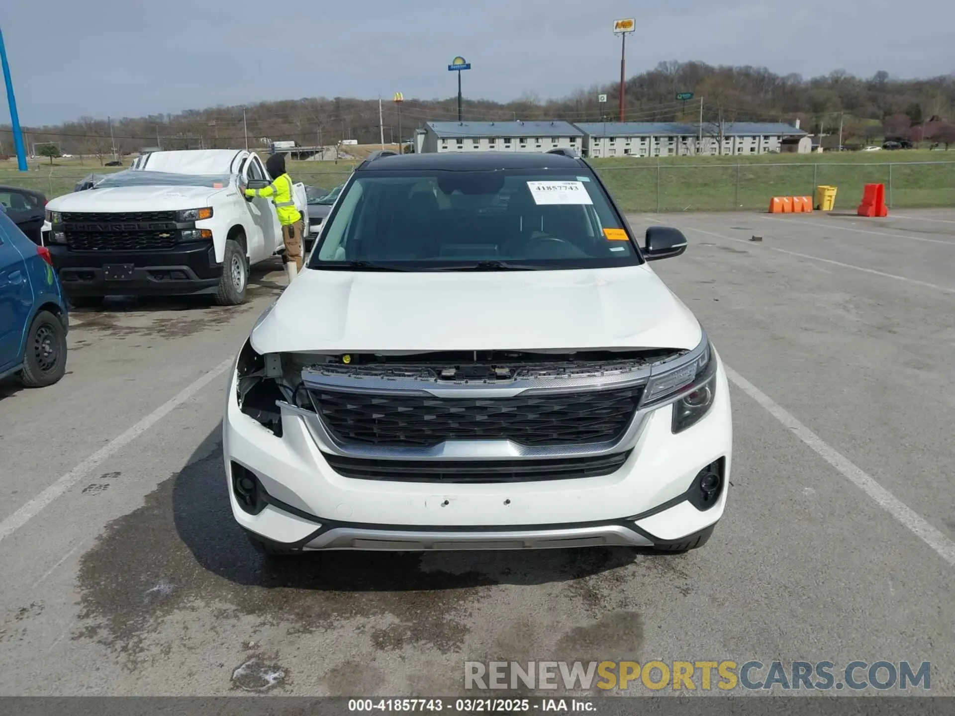13 fotografías del automóvil dañado KNDEUCAA5M7180513 KIA SELTOS 2021
