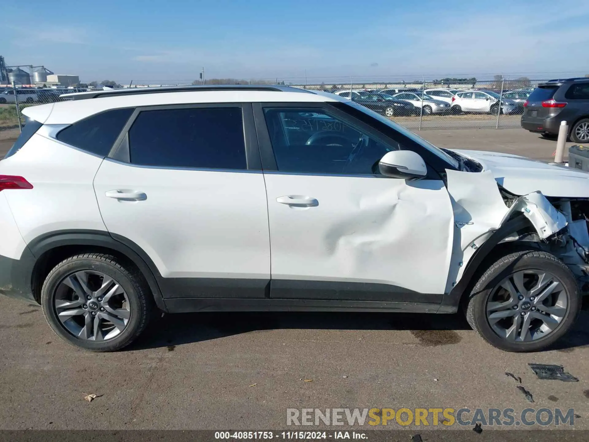 12 fotografías del automóvil dañado KNDEUCAA7M7139817 KIA SELTOS 2021